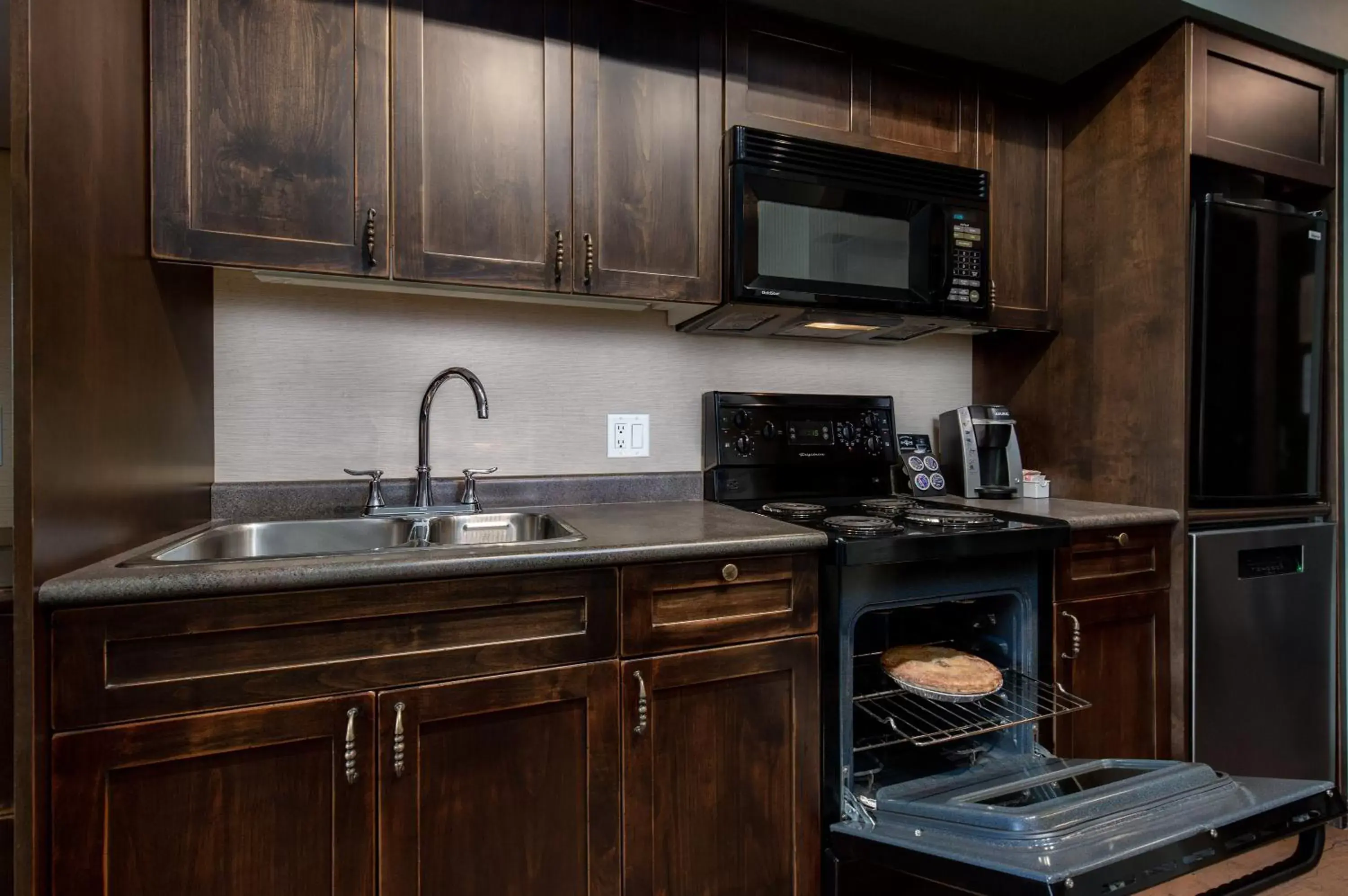 Kitchen or kitchenette, Kitchen/Kitchenette in Blackcomb Lodge