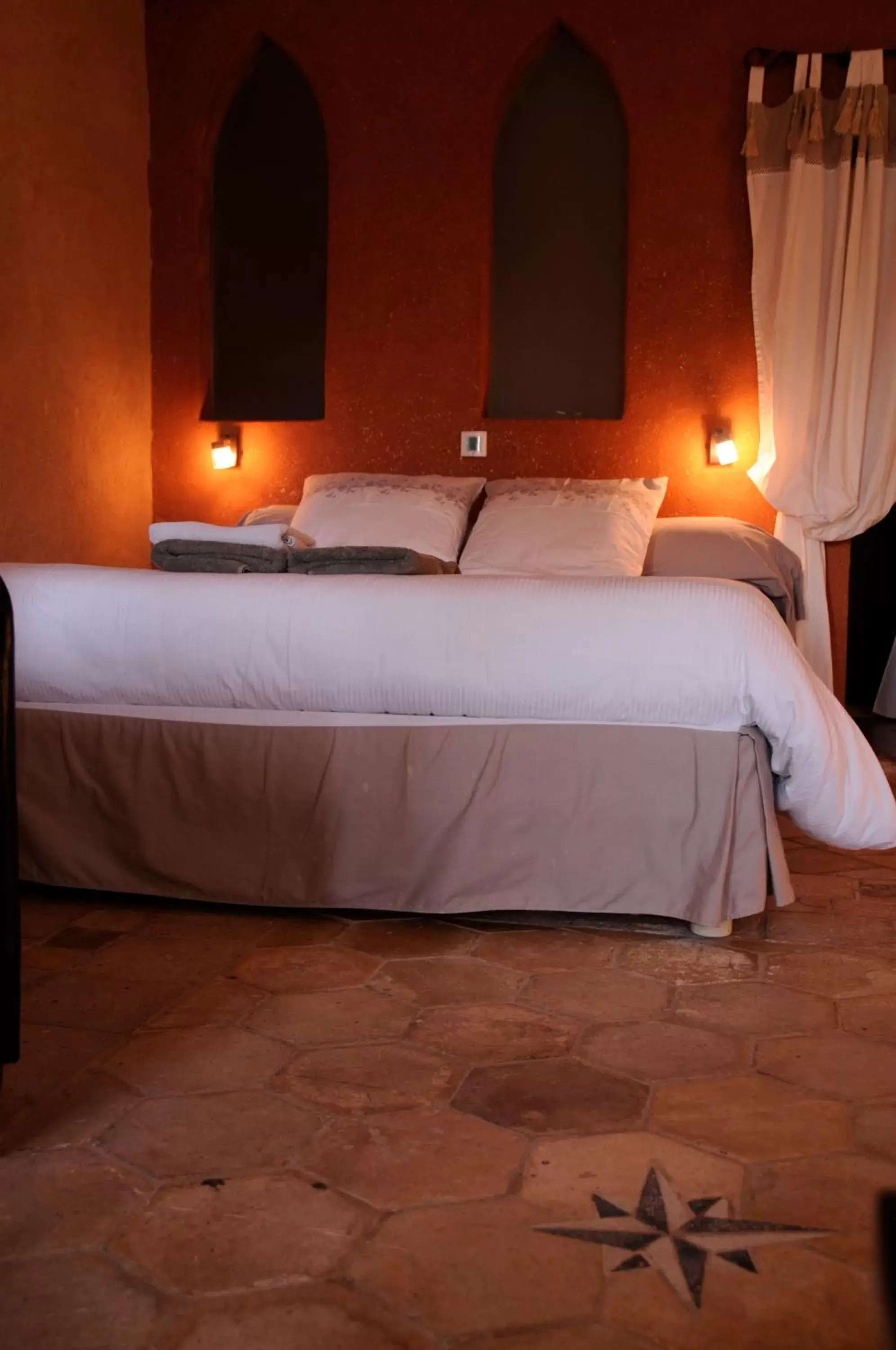 Bed in Logis Hôtels Troglododo