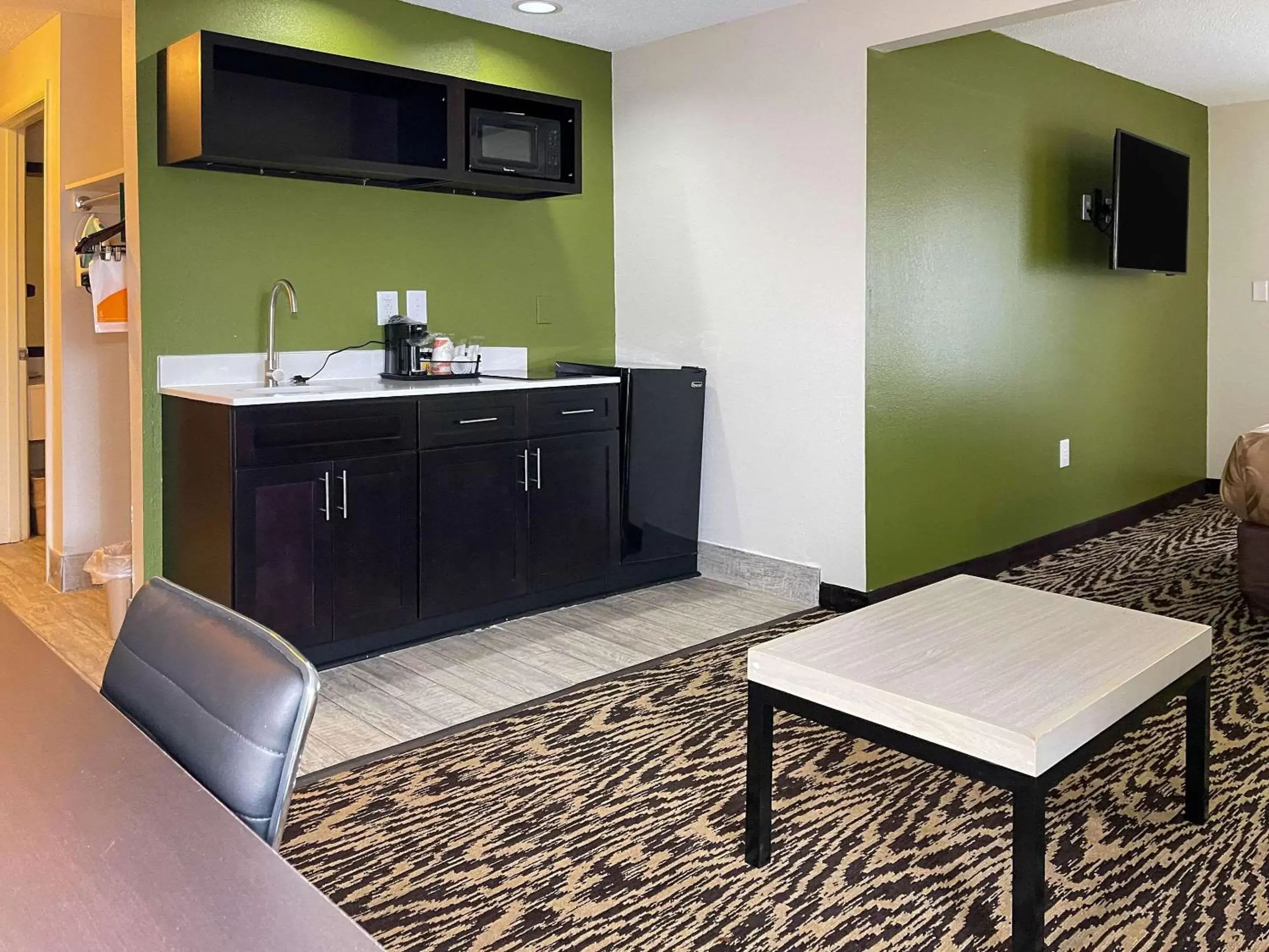 Bedroom, Kitchen/Kitchenette in Quality Inn & Suites Clemmons I-40