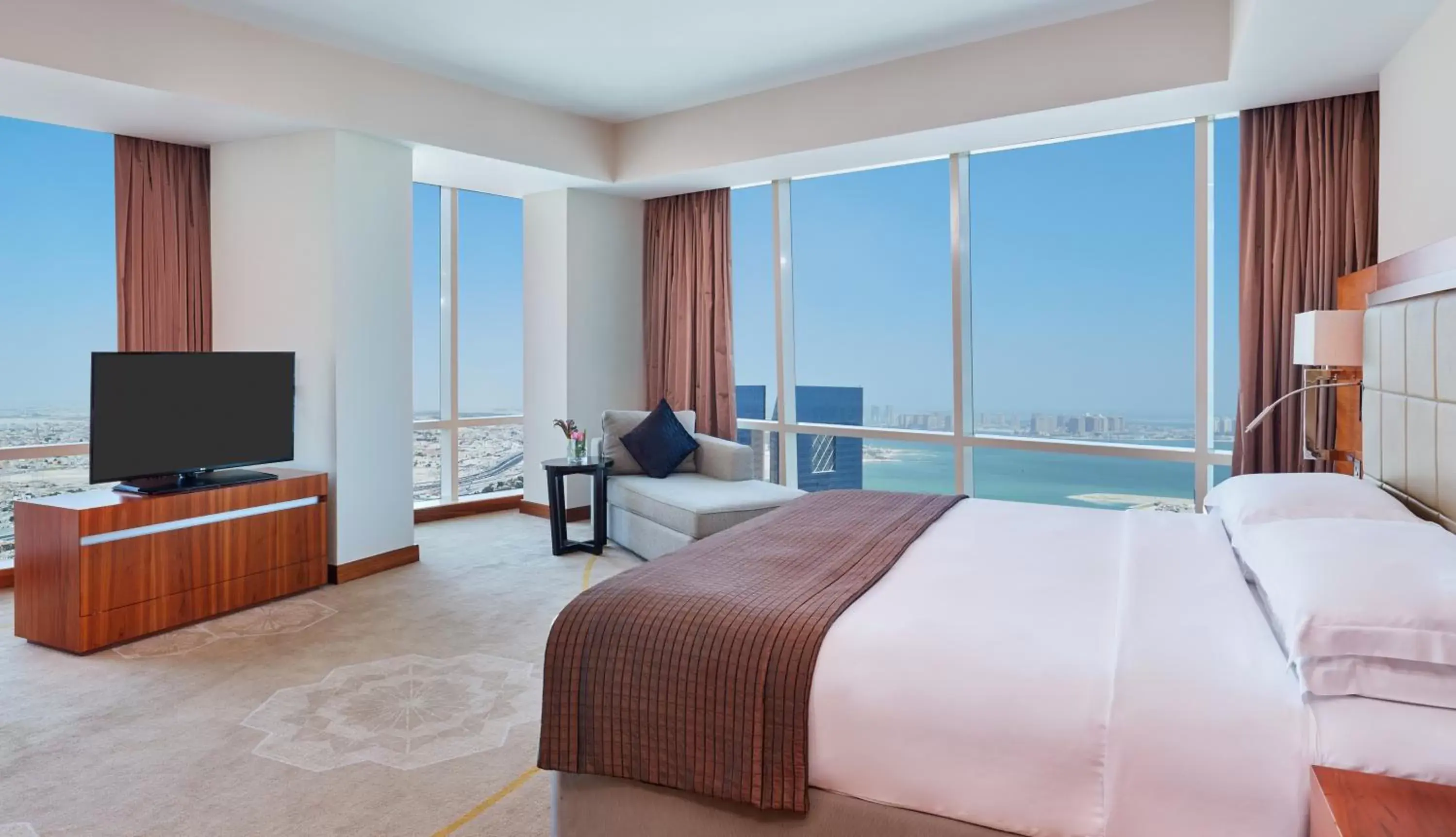 Bedroom, TV/Entertainment Center in InterContinental Doha The City, an IHG Hotel