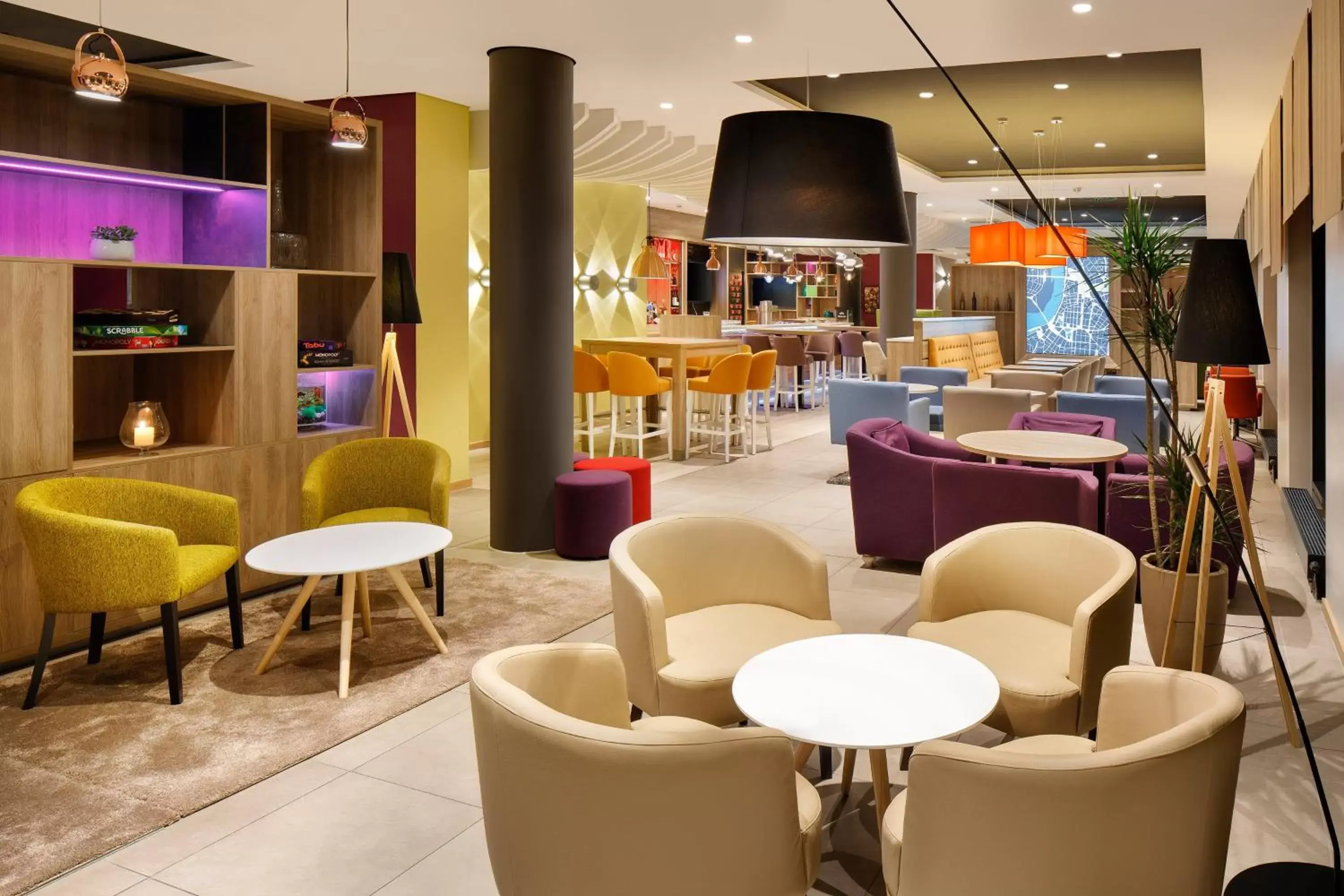 Lounge or bar, Lounge/Bar in Holiday Inn Düsseldorf City – Toulouser Allee, an IHG Hotel