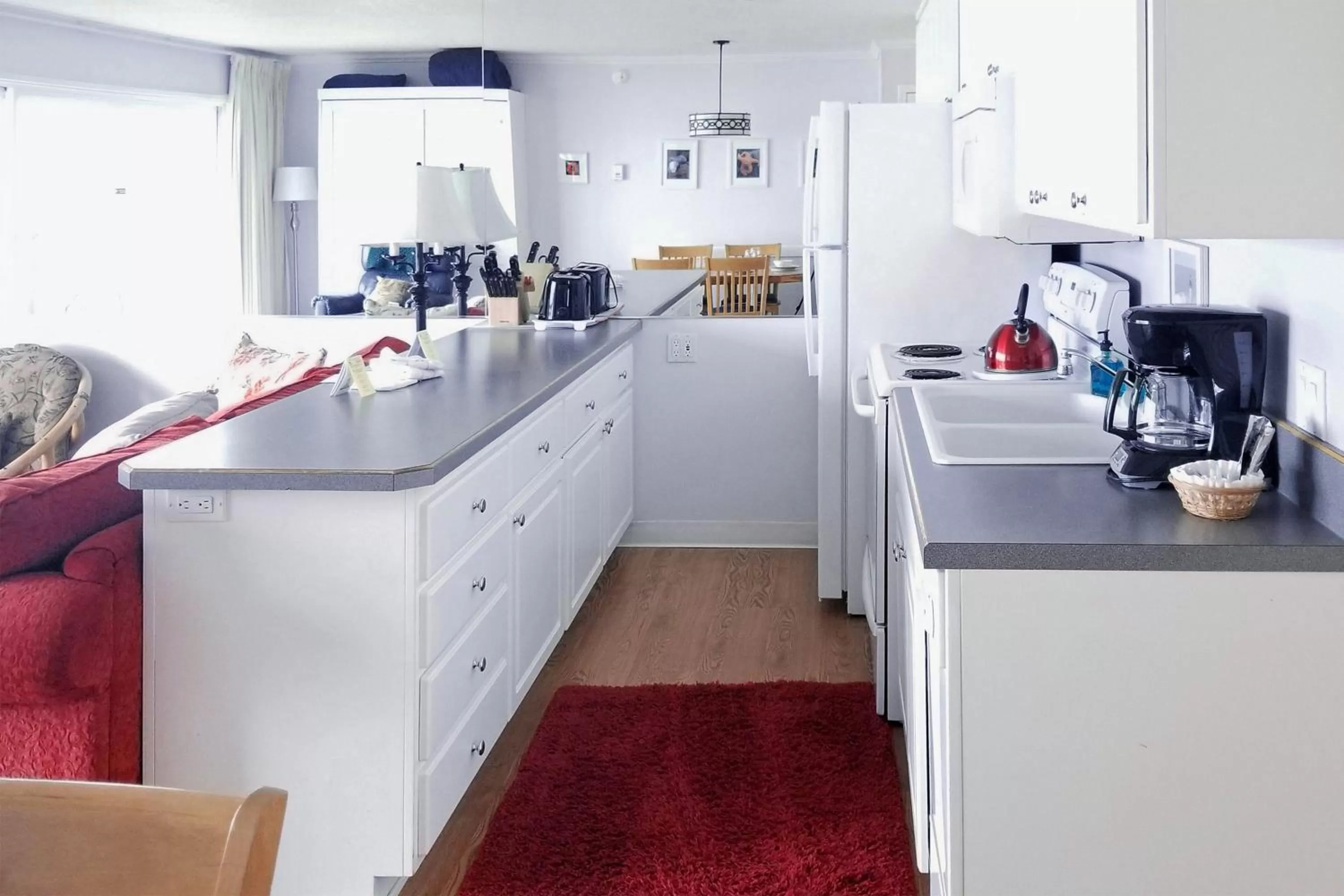 Coffee/tea facilities, Kitchen/Kitchenette in Ocean Terrace Condominiums