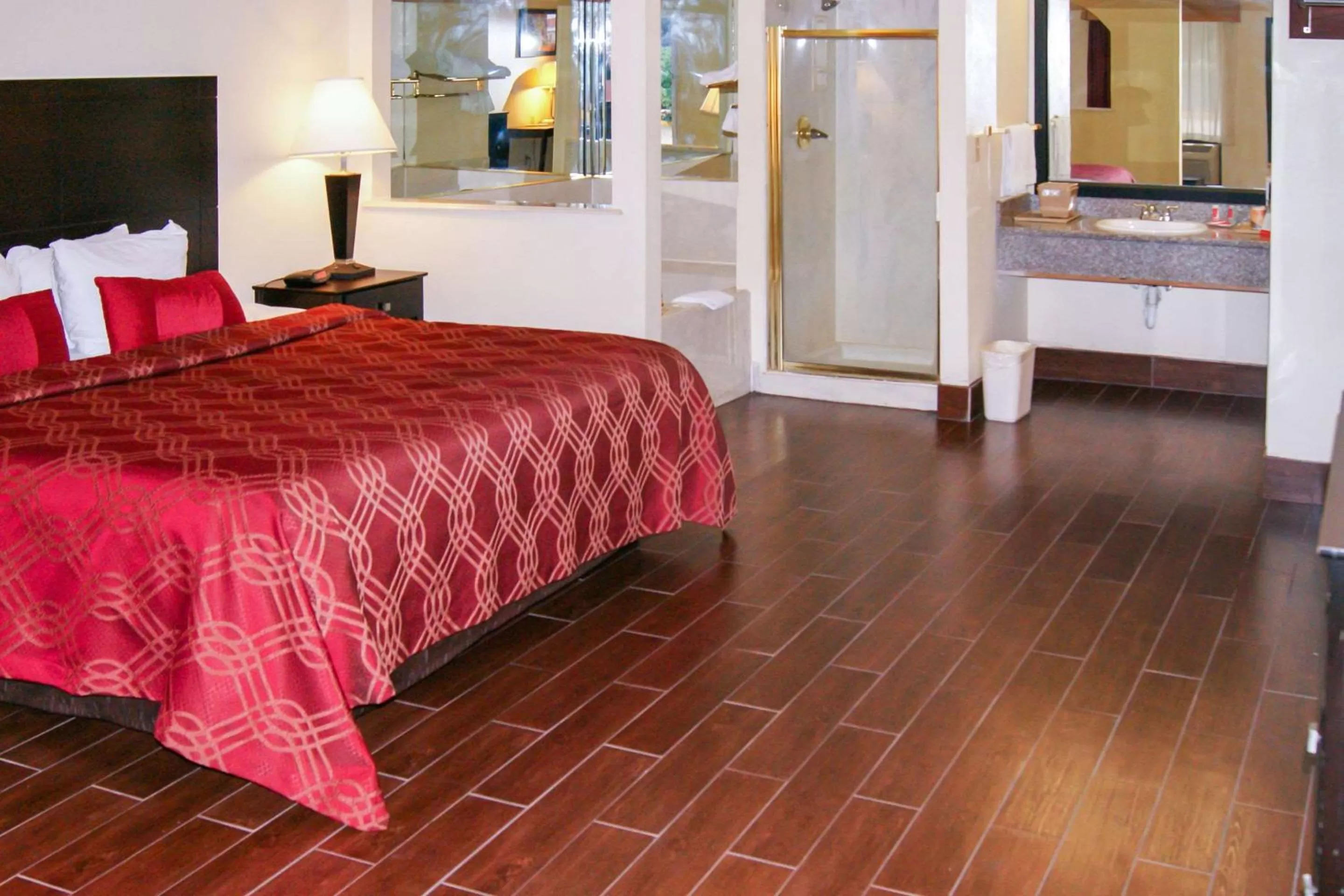 Photo of the whole room, Bed in Econo Lodge Inn & Suites West - Energy Corridor