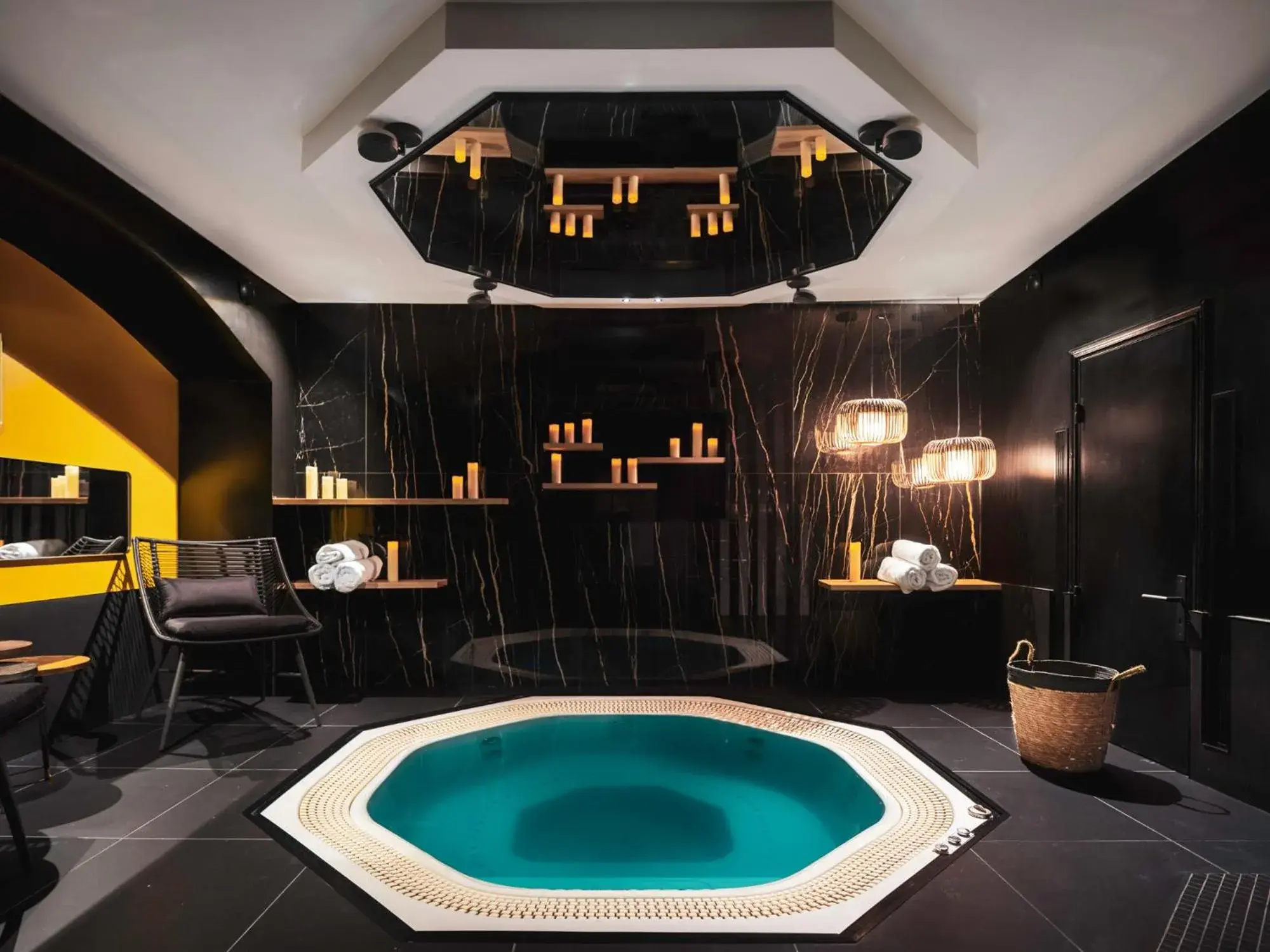 Hot Tub, Swimming Pool in Dandy Hotel & Kitchen