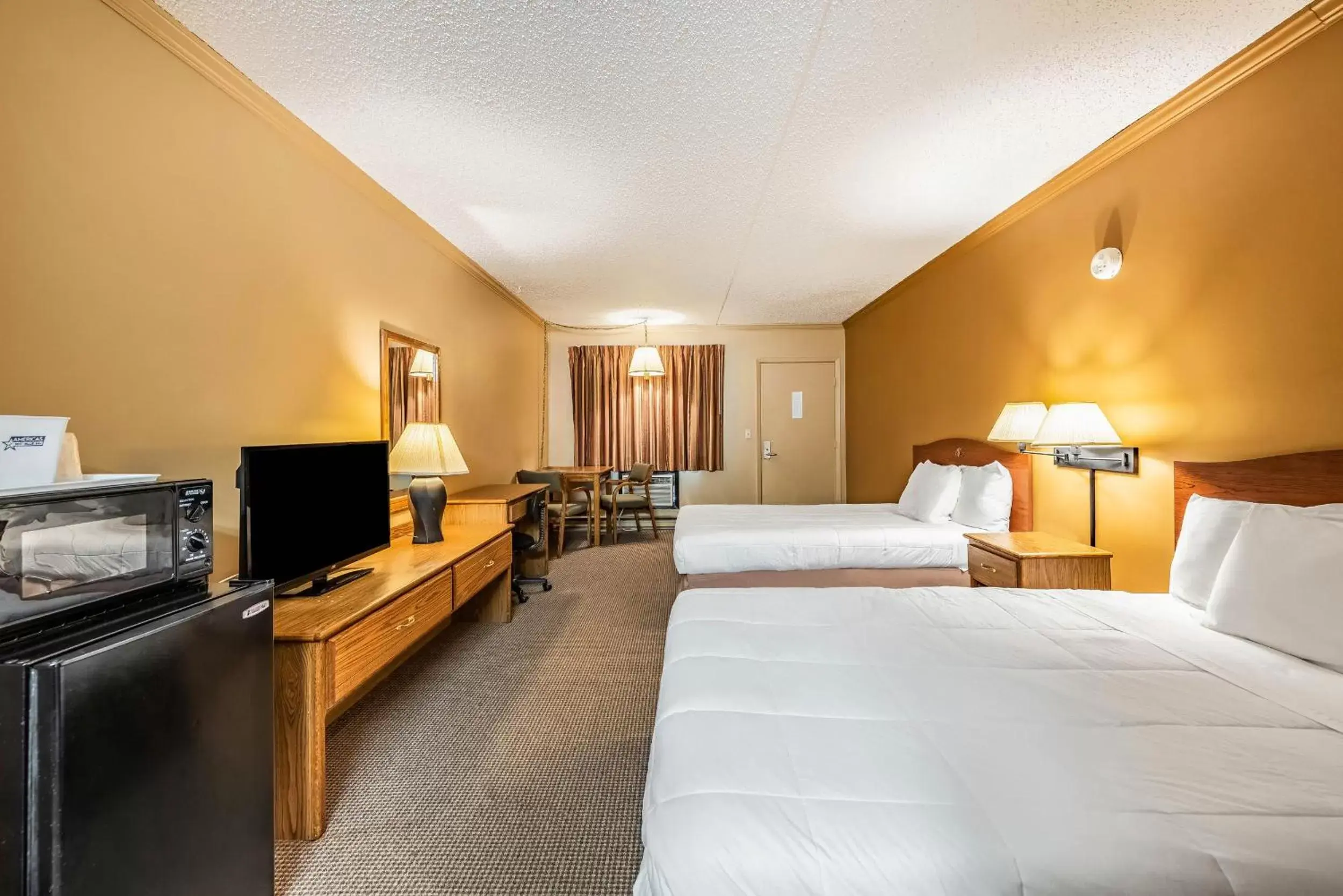 Bedroom, TV/Entertainment Center in Americas Best Value Inn St. Marys