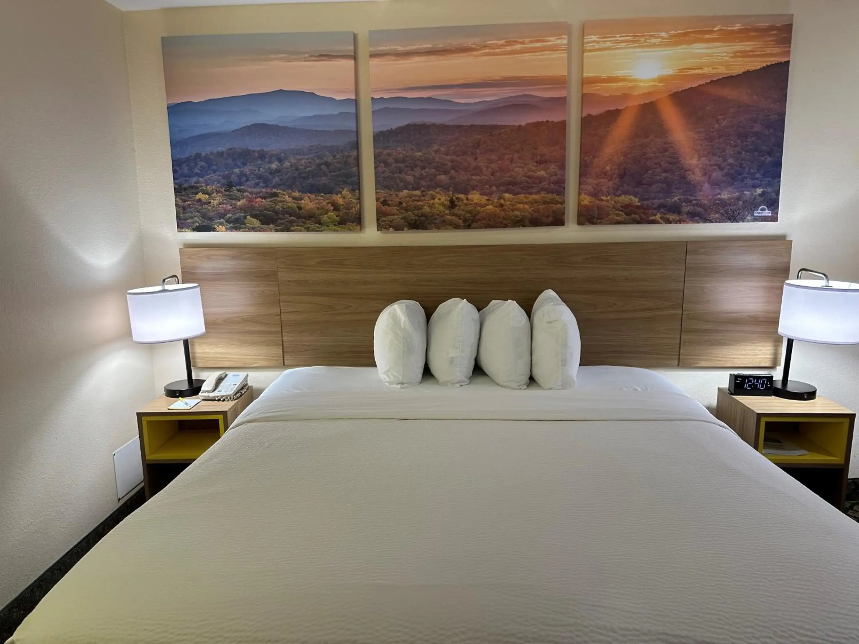 Bedroom, Bed in Days Inn & Suites by Wyndham Eunice