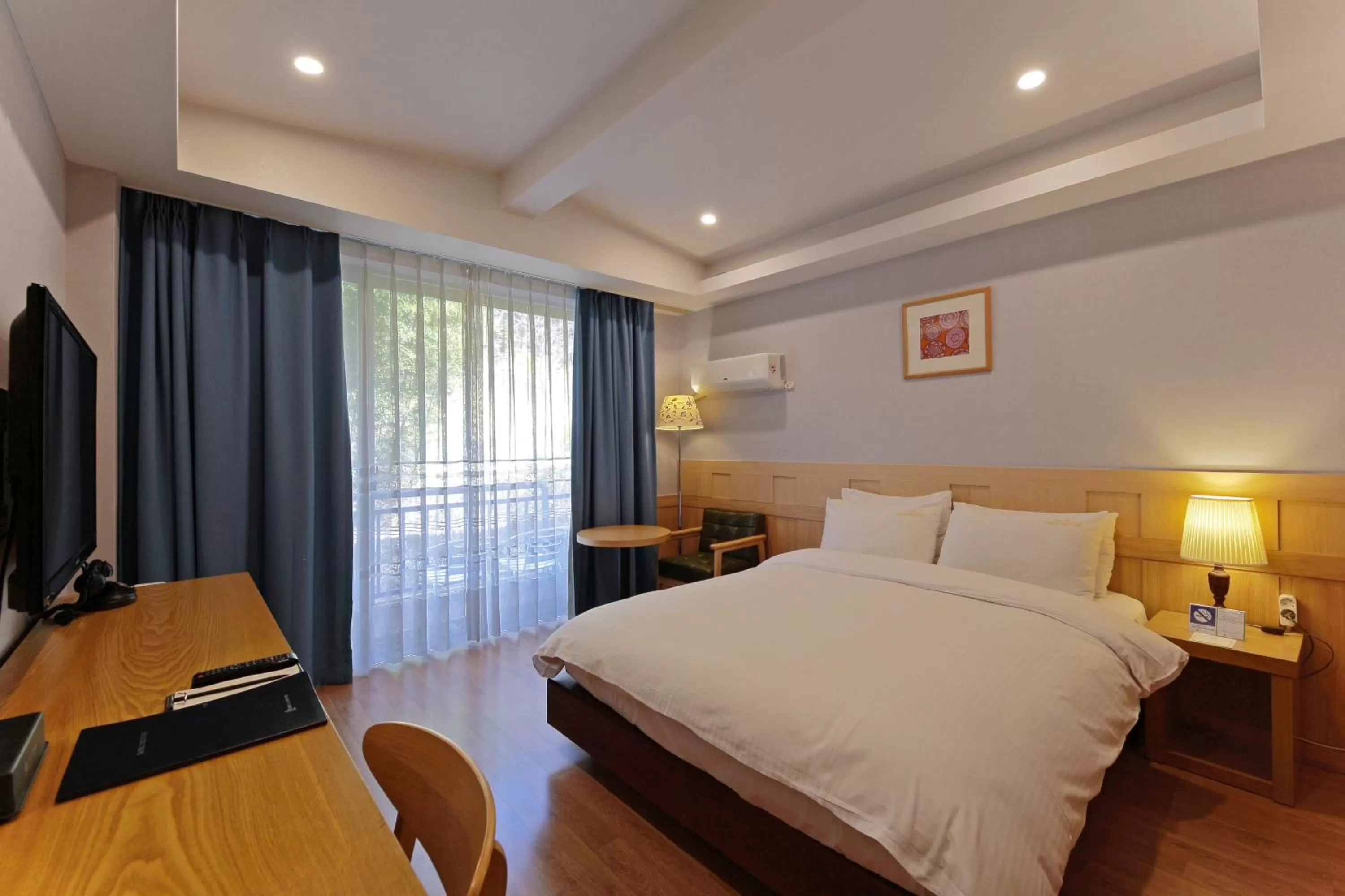 Photo of the whole room, Bed in Benikea Swiss Rosen Hotel