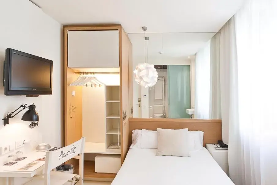 TV and multimedia, Bed in Hotel Denit Barcelona