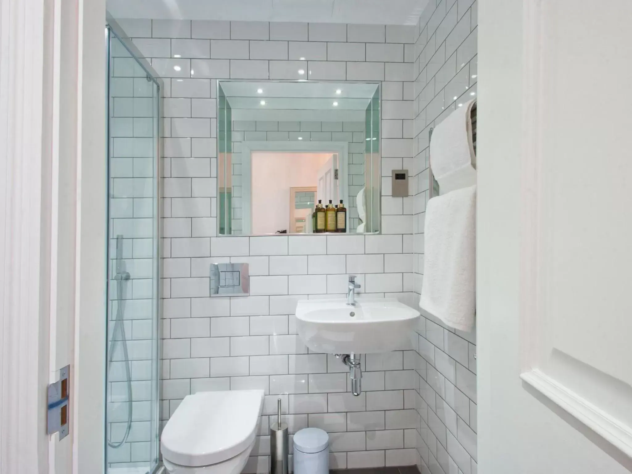 Bathroom in W12 Rooms