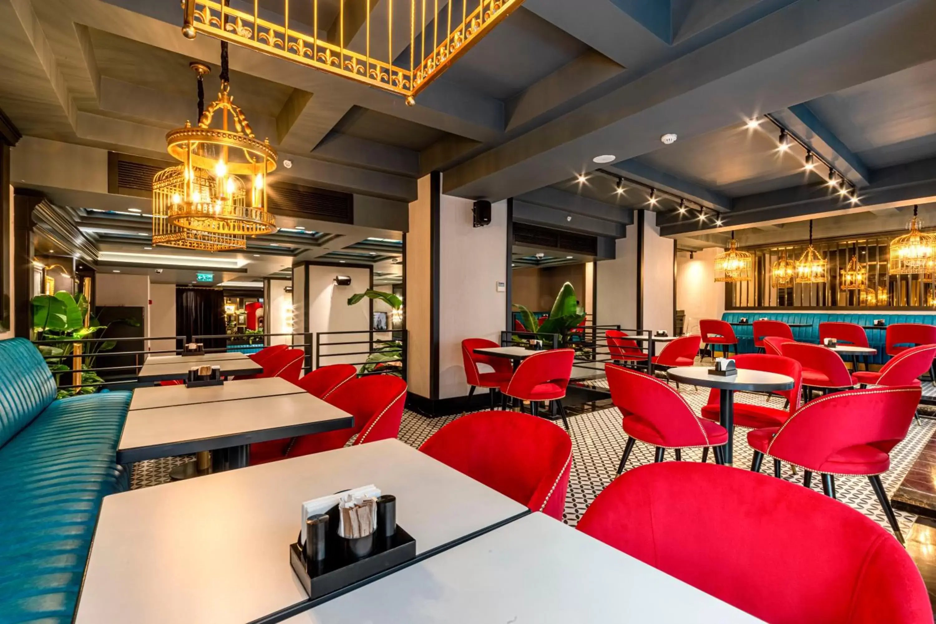 Lounge or bar, Restaurant/Places to Eat in TRYP By Wyndham Istanbul Sisli Hotel