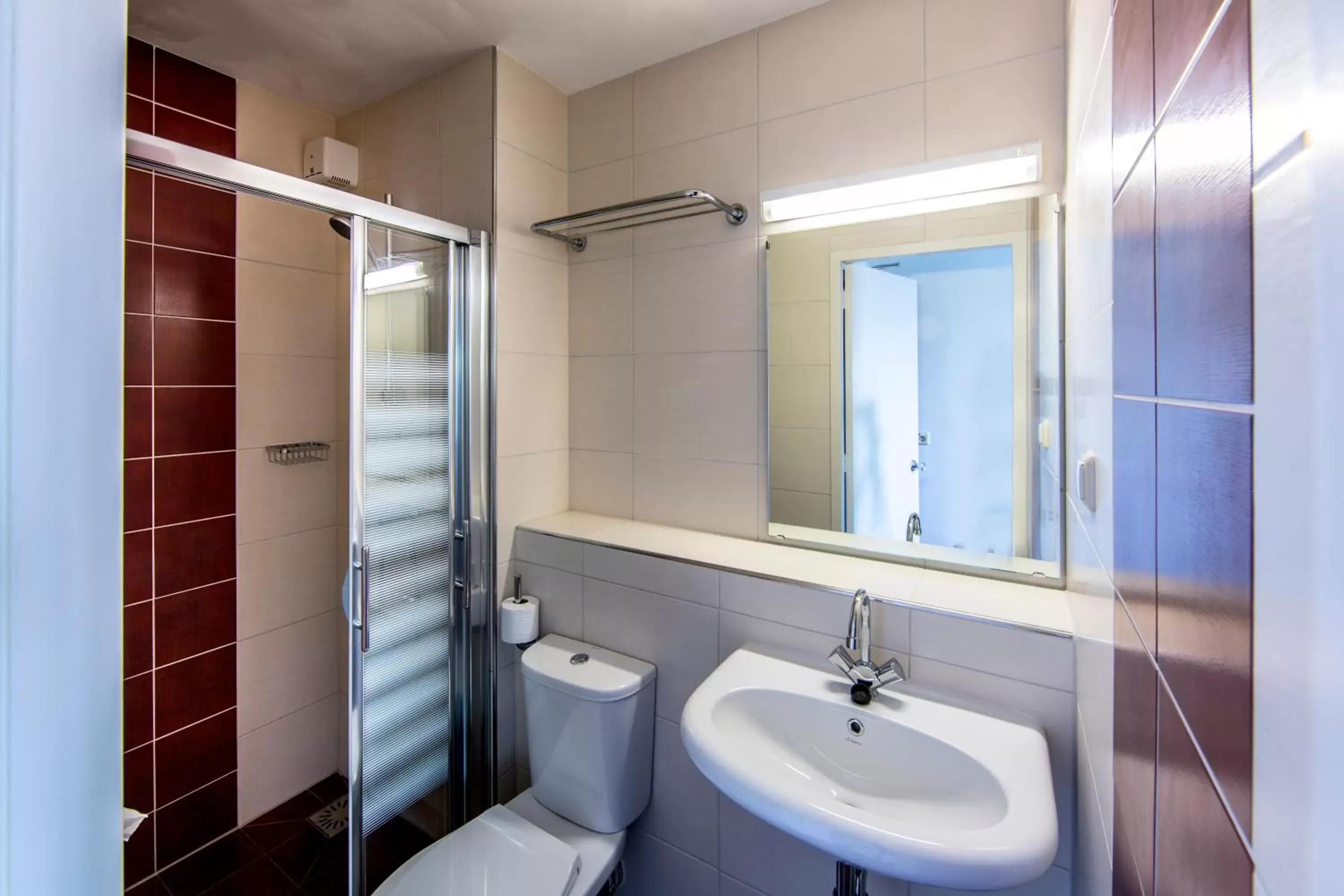 Shower, Bathroom in Amsterdam Wiechmann Hotel