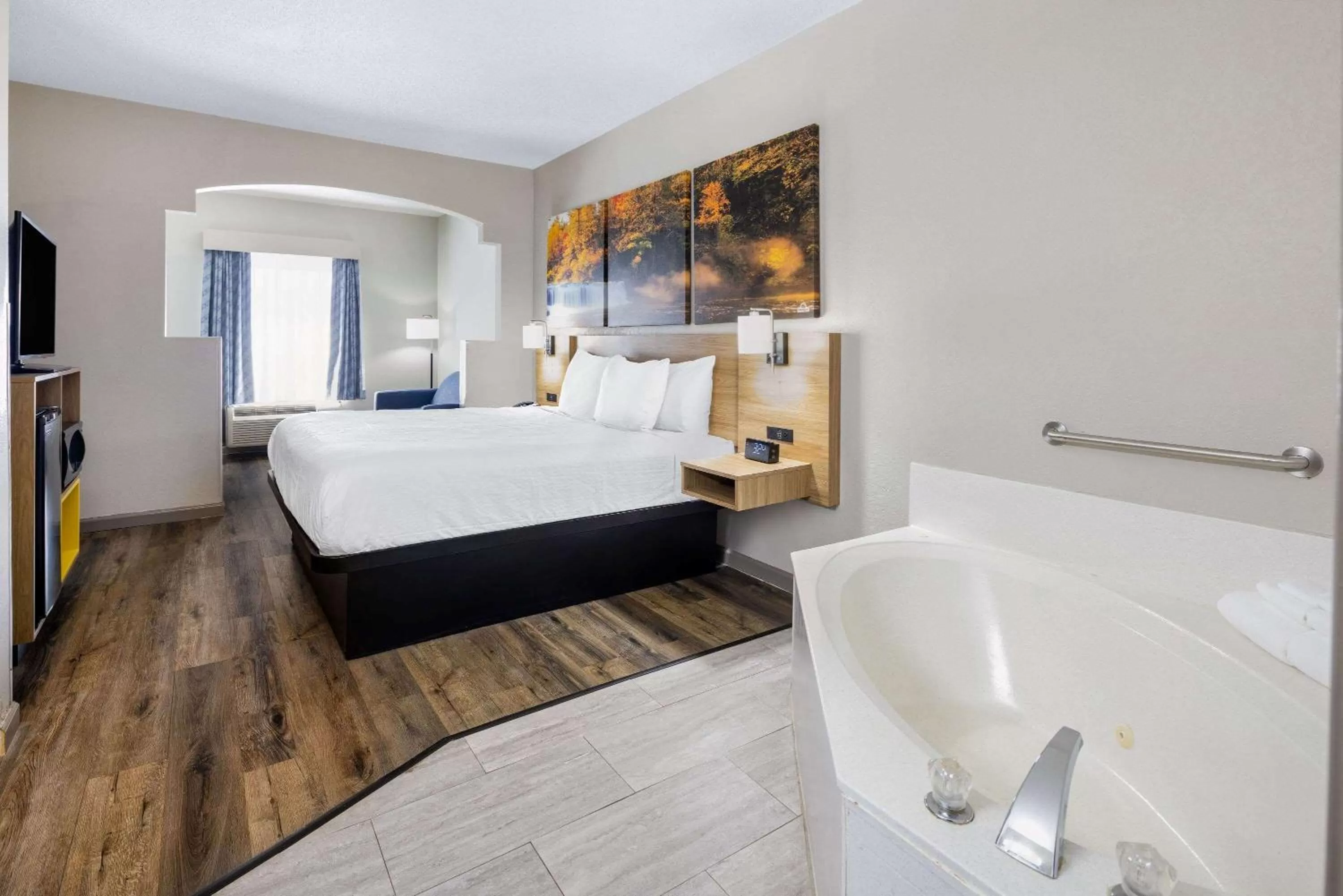 Bedroom, Bed in Days Inn by Wyndham Jackson