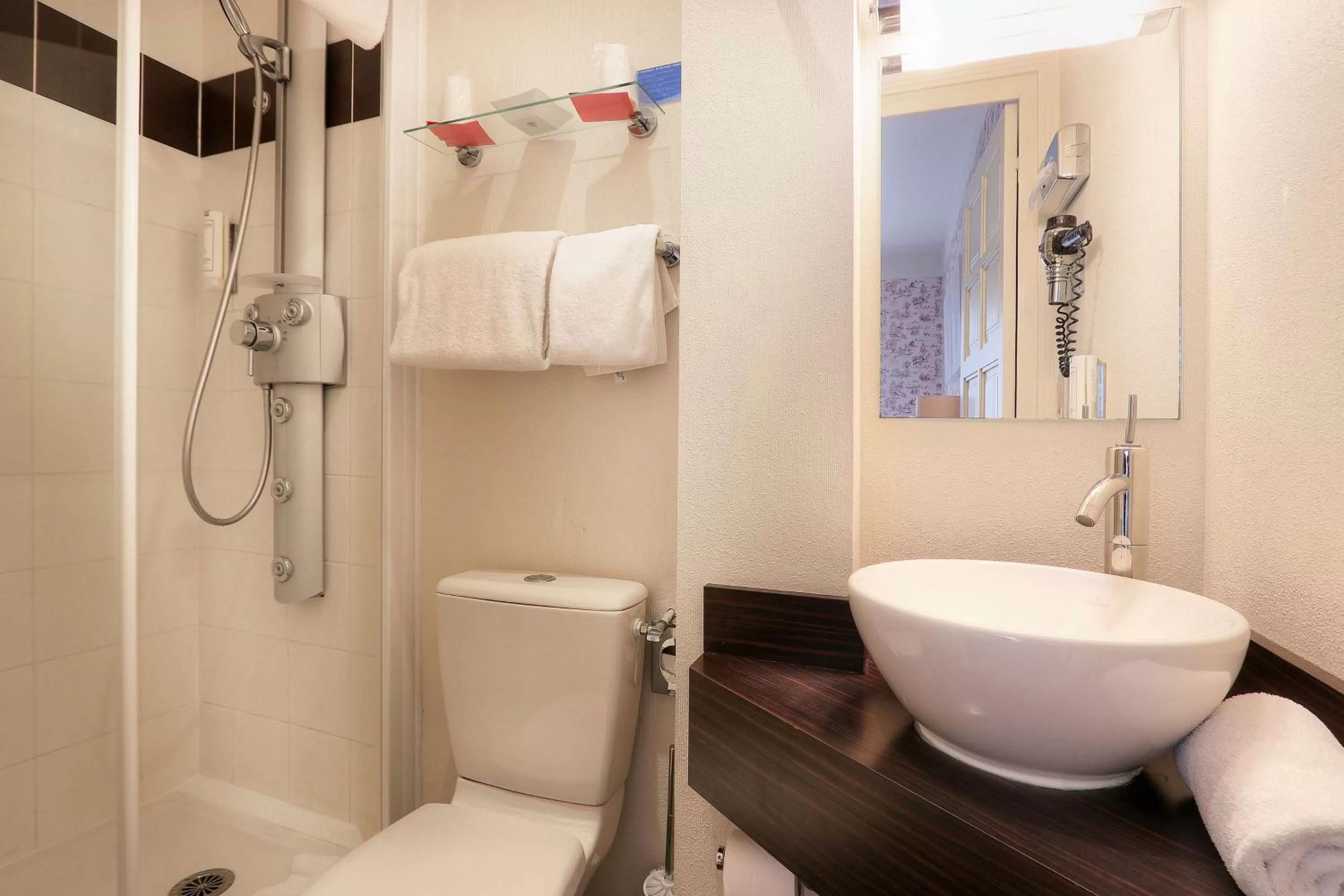 Bathroom in Best Western Hôtel Brittany La Baule Centre & Plages