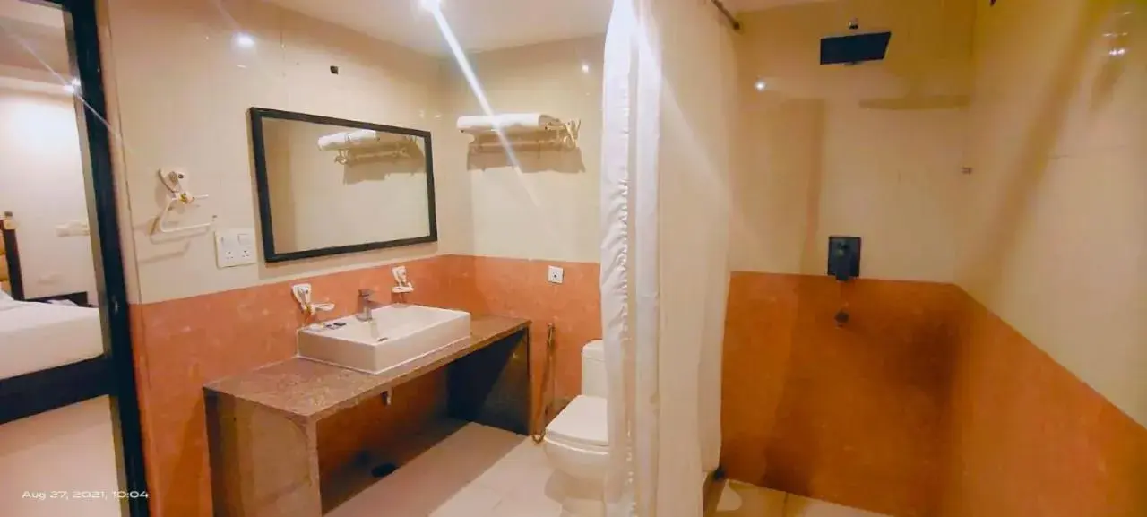 Shower, Bathroom in Zenith Hotel - Delhi Airport