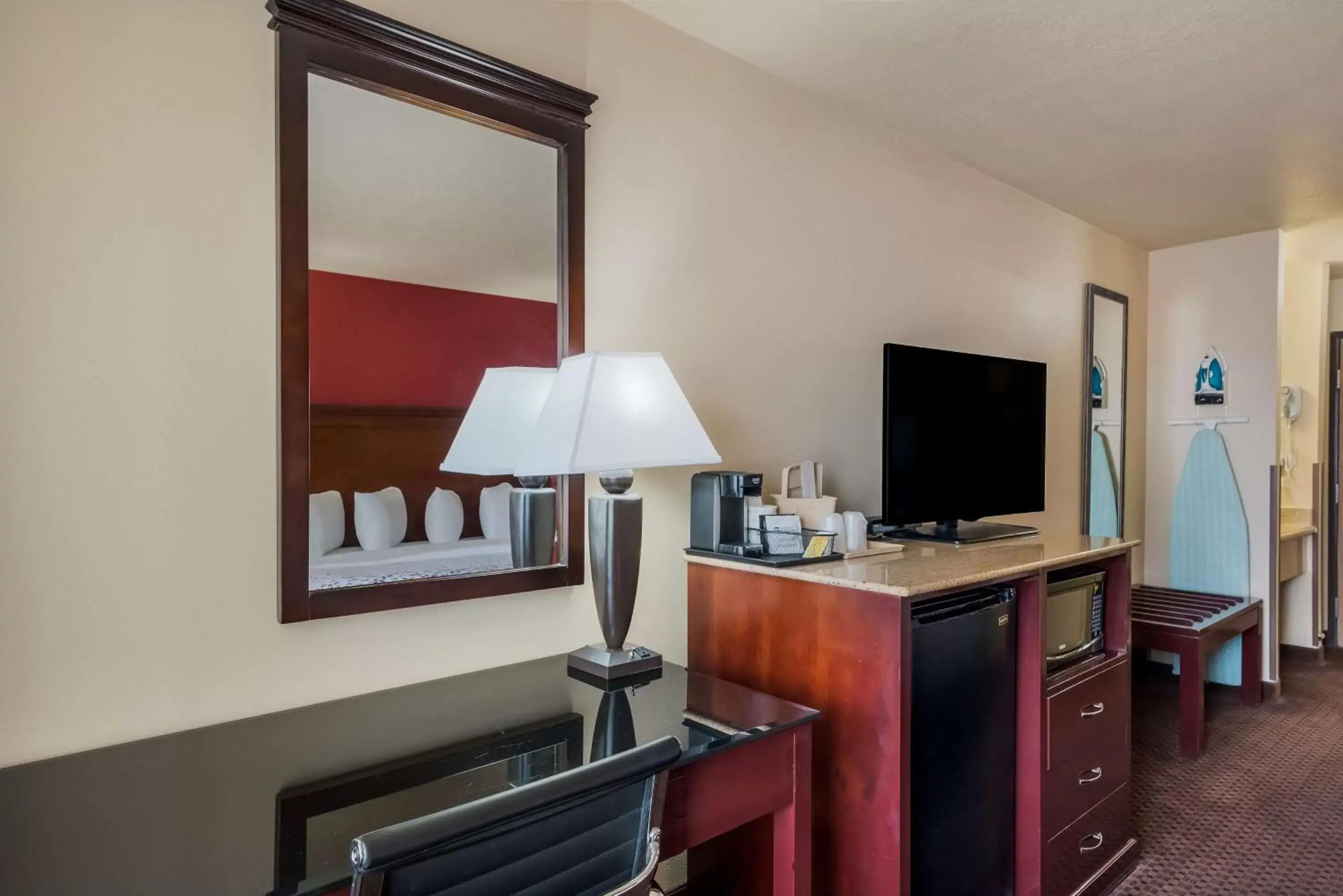 Bedroom, TV/Entertainment Center in SureStay Plus Hotel by Best Western Silver City