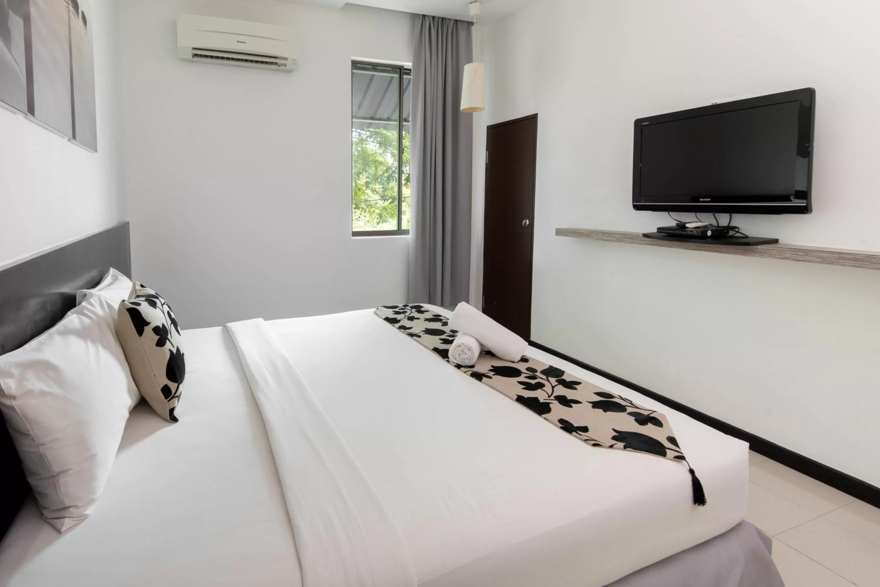 TV and multimedia, Bed in Riverra Inn Langkawi