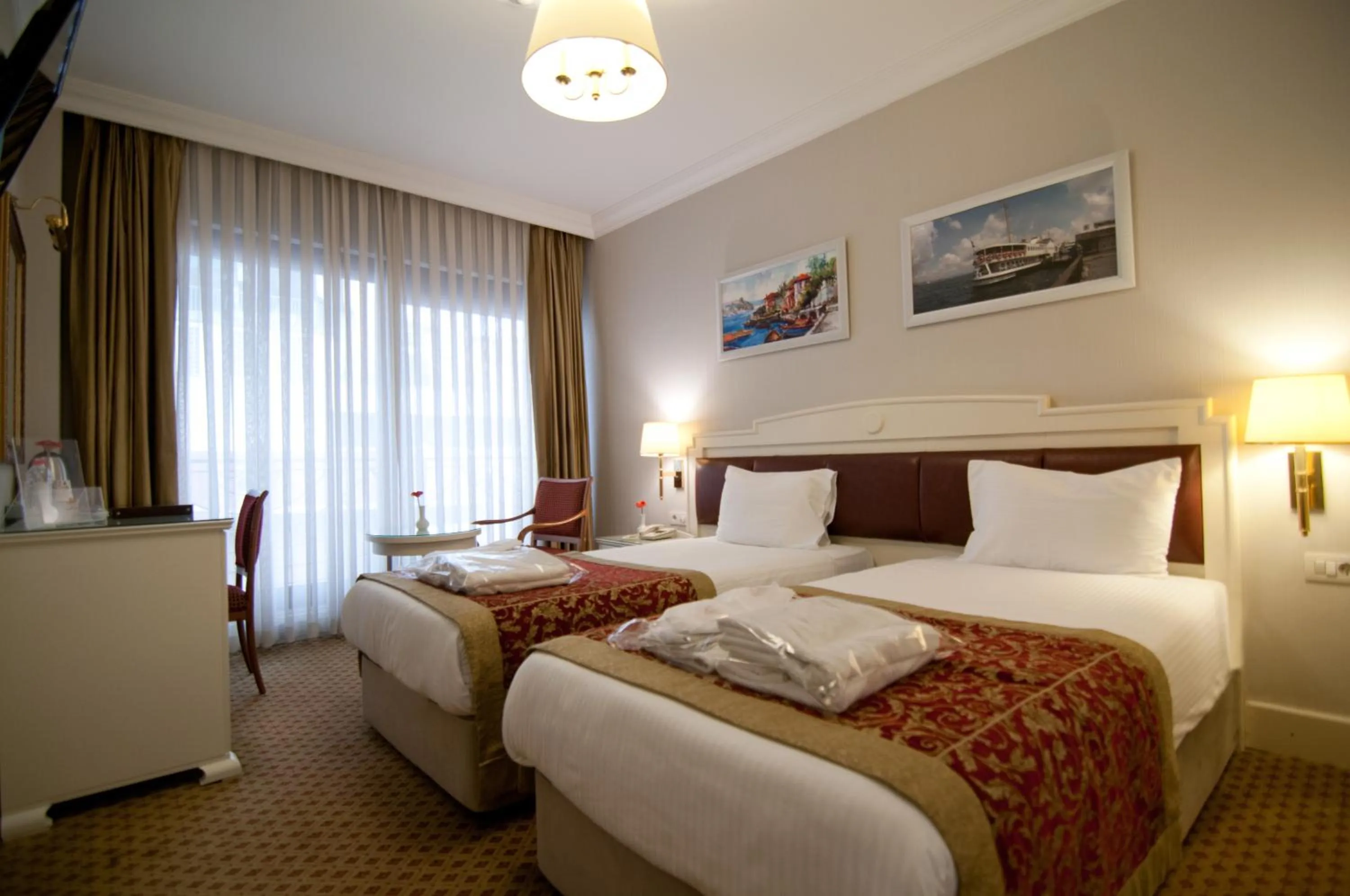 Photo of the whole room, Bed in Taksim Metropark Hotel