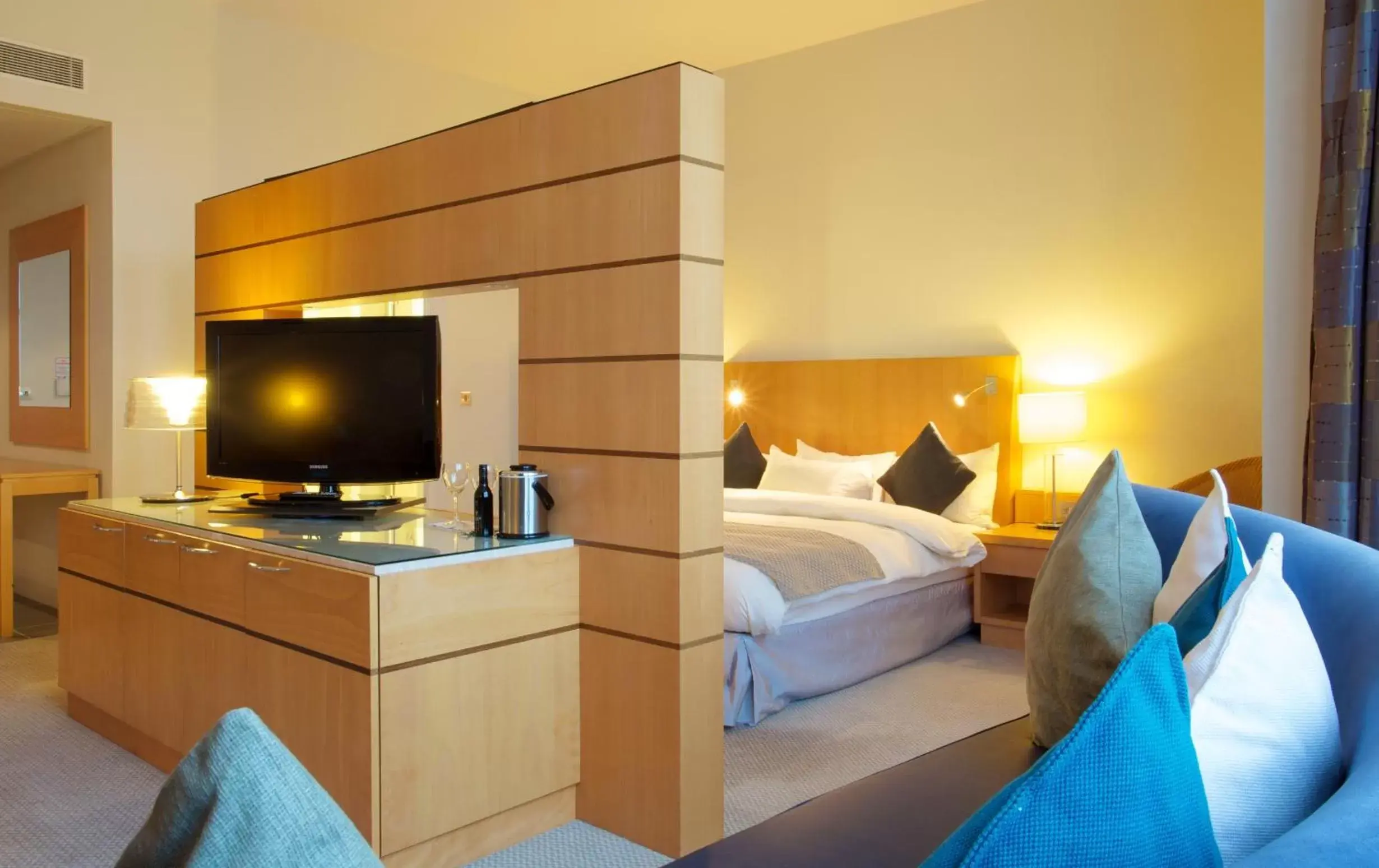 Bedroom, Bed in Radisson Blu Hotel Belfast