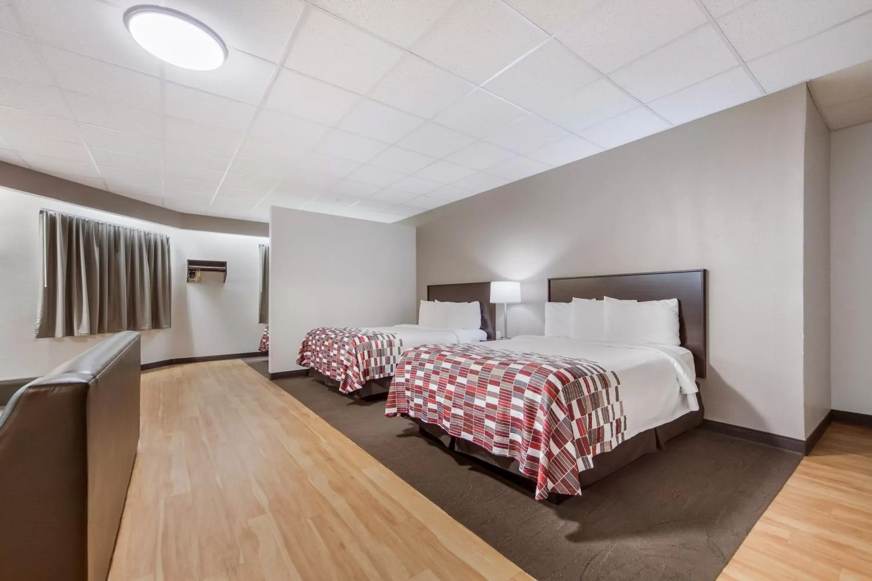 Photo of the whole room, Bed in Red Roof Inn & Suites Omaha - Council Bluffs