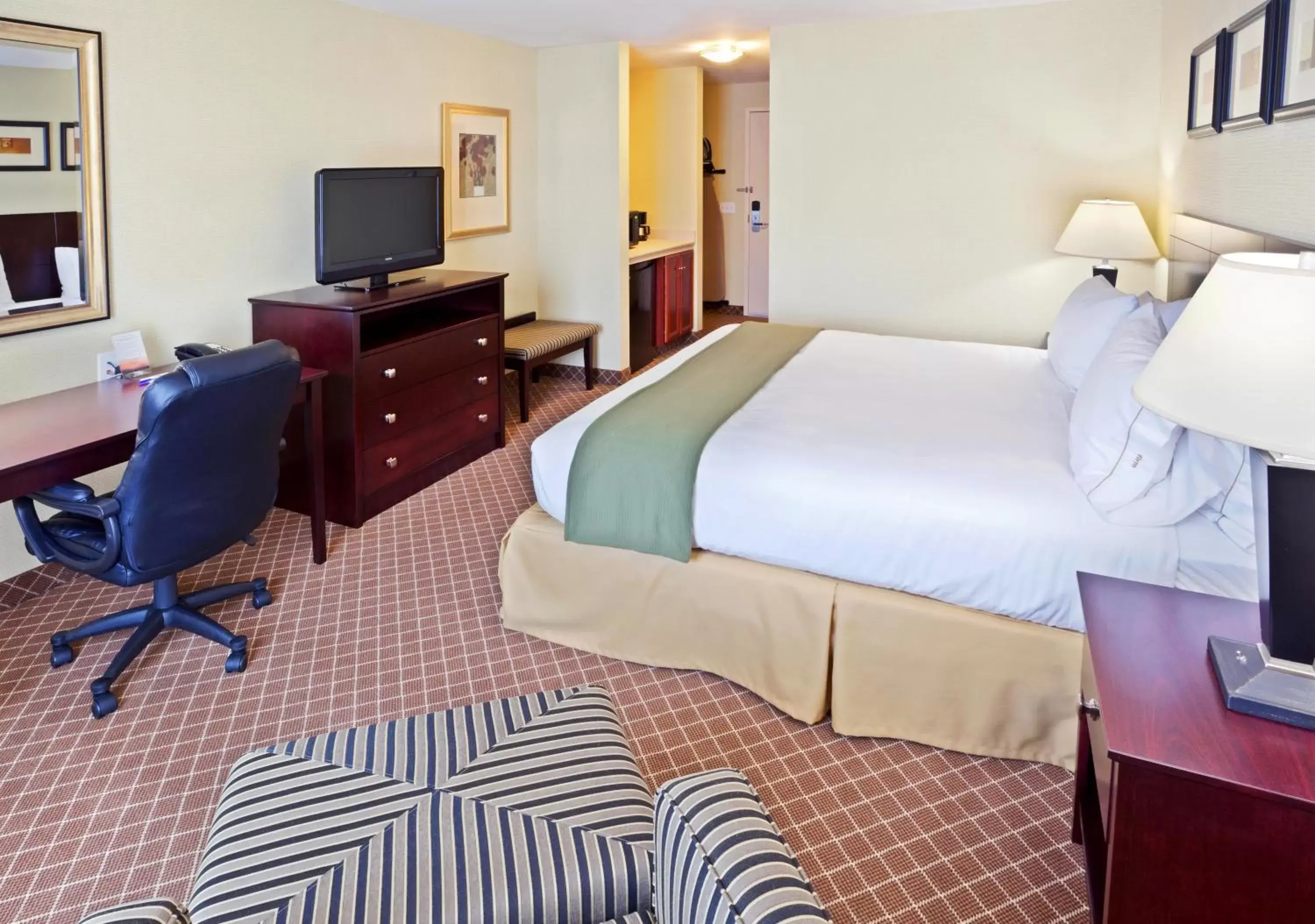 Photo of the whole room, Bed in Holiday Inn Express Hotel & Suites Chehalis - Centralia, an IHG Hotel