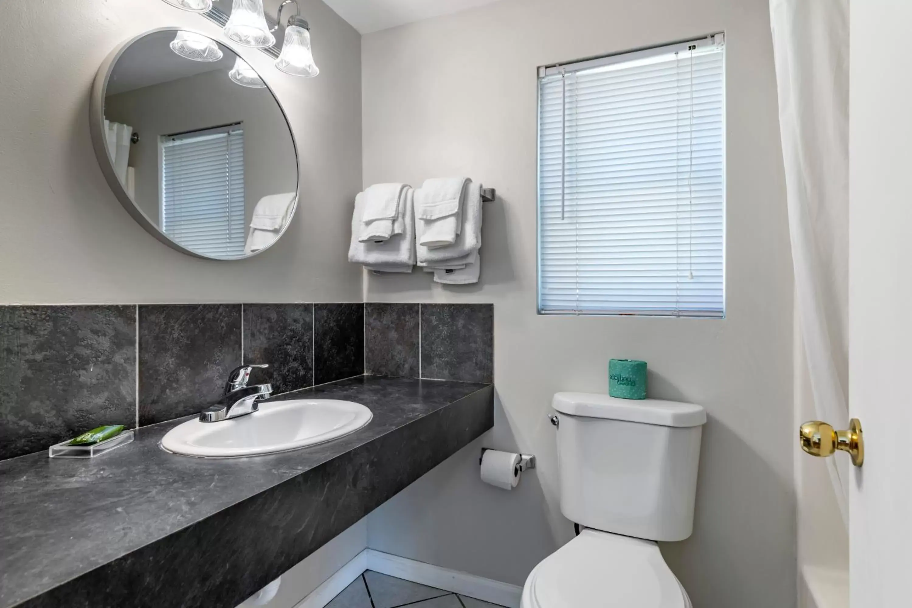 Bathroom in Anchor Inn and Cottages Wells-Ogunquit