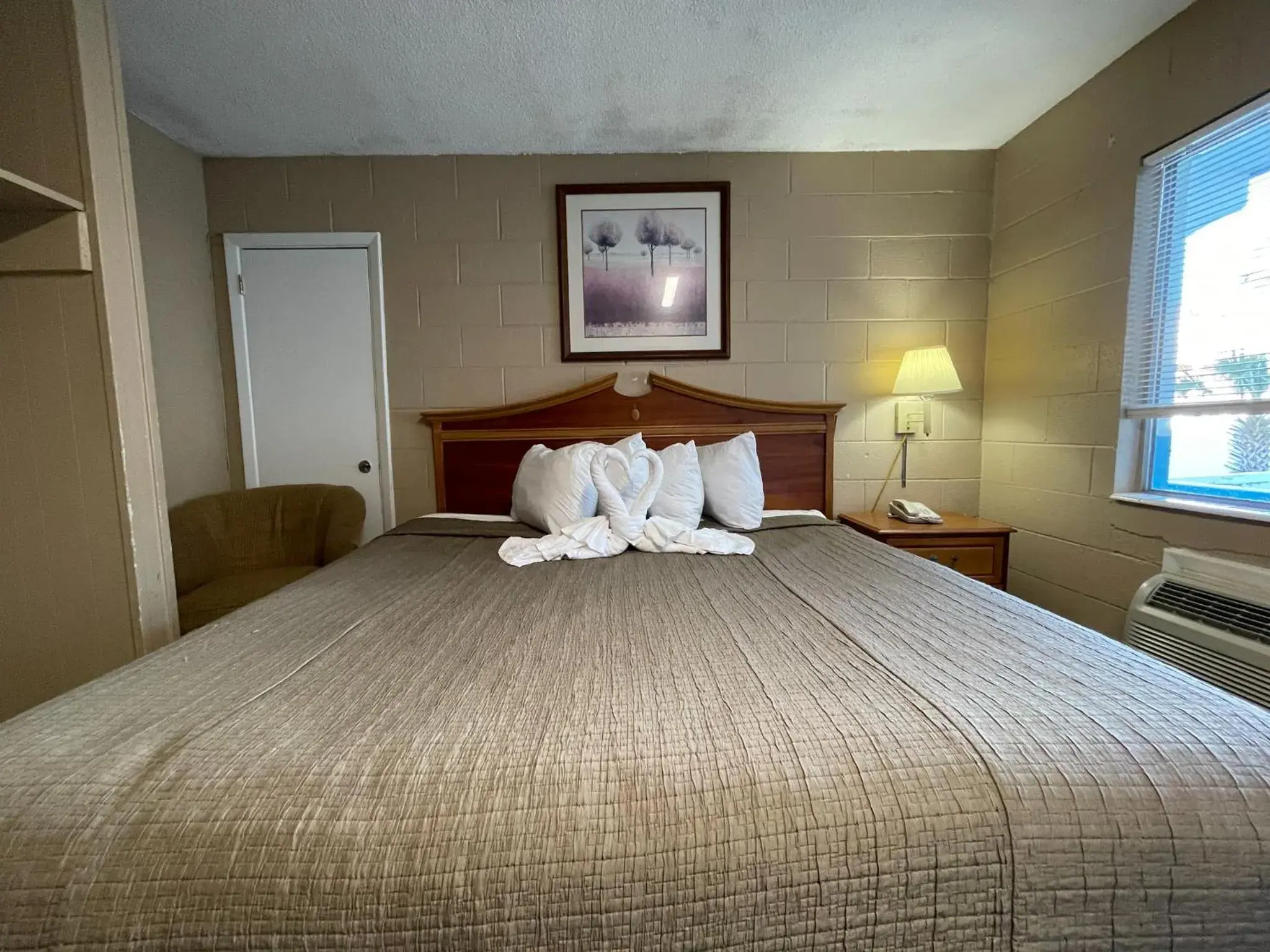 Bed in Polynesian Oceanfront Hotel Bed in Polynesian Oceanfront Hotel