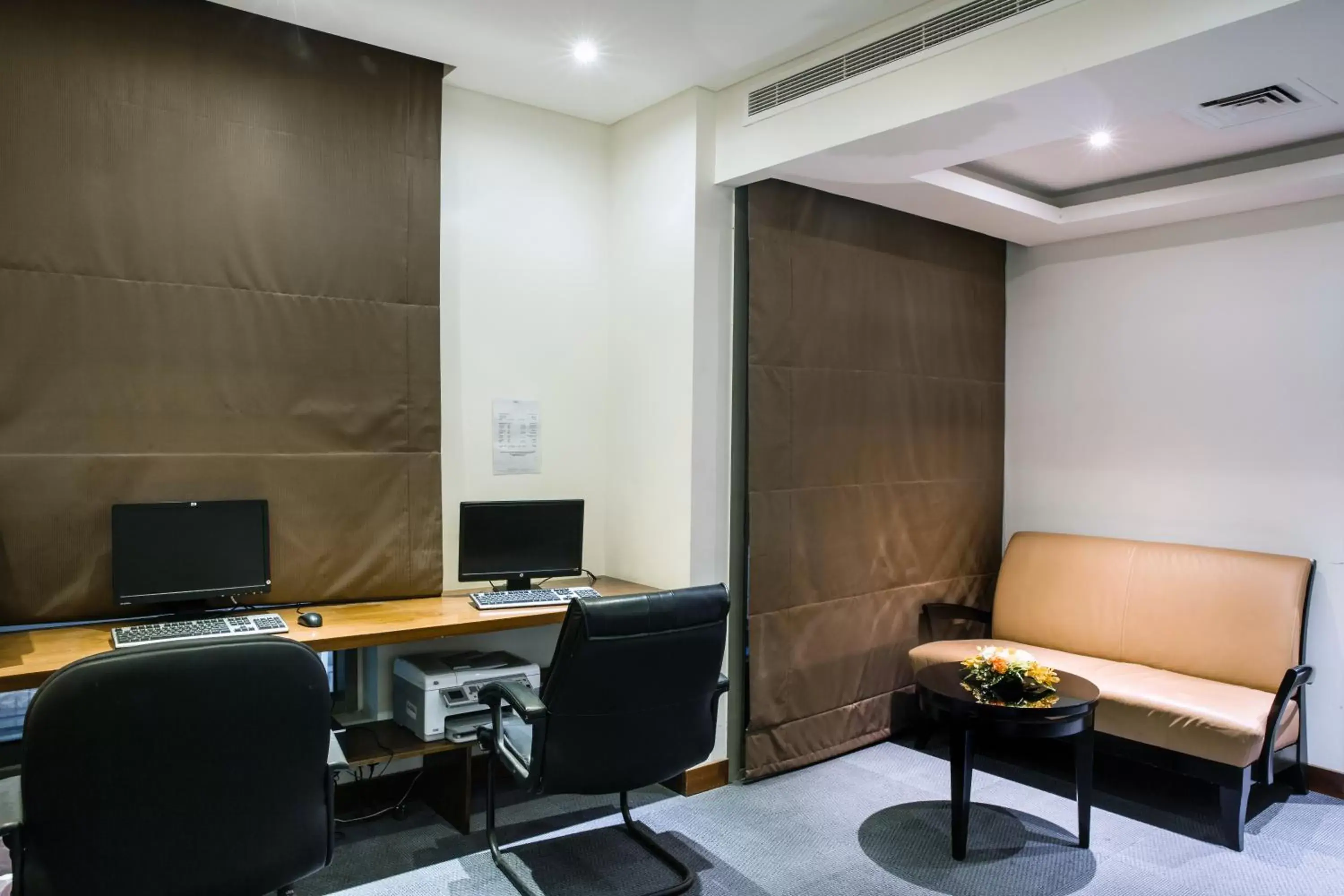 Business facilities in Oryx Hotel