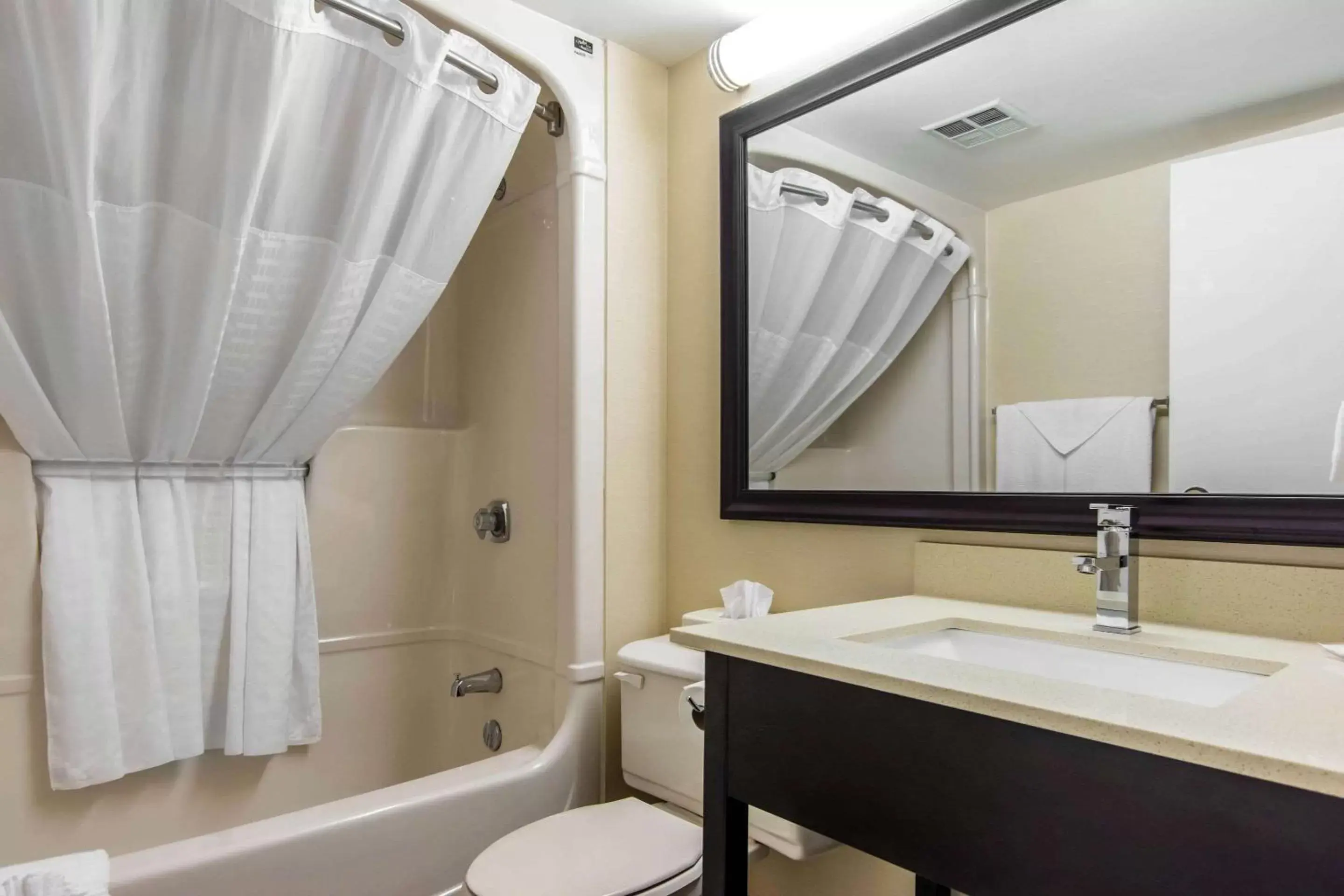 Bathroom in Comfort Inn Trois-Rivieres