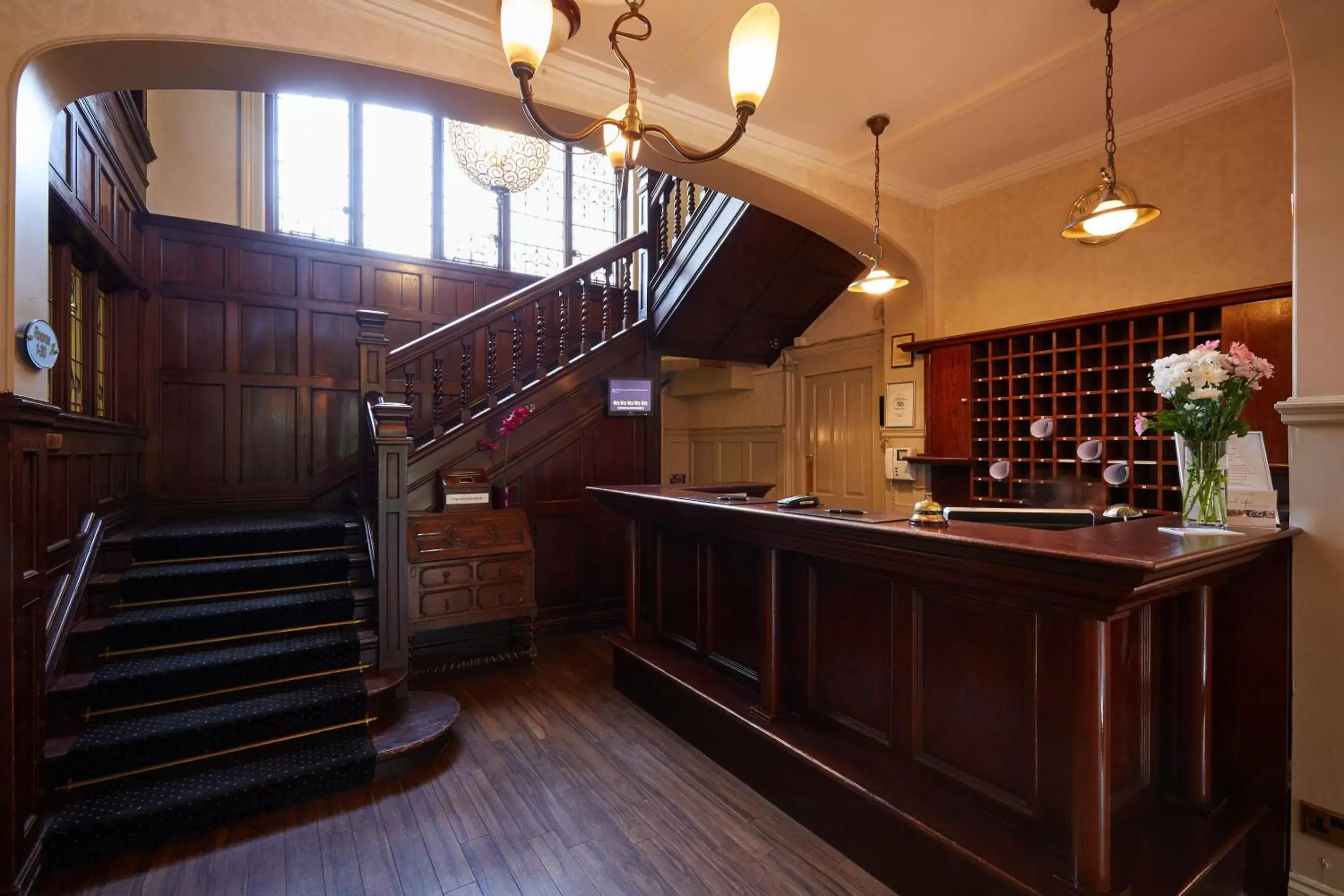 Lobby or reception, Kitchen/Kitchenette in Lismoyne Hotel