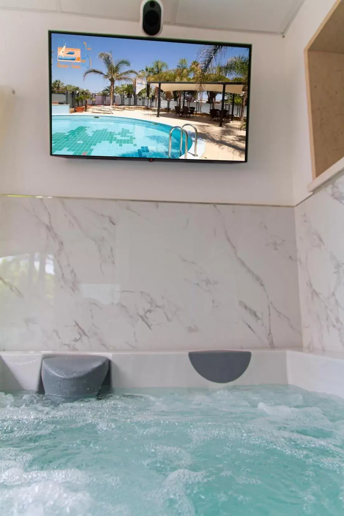 Hot Tub, TV/Entertainment Center in Residence Playa