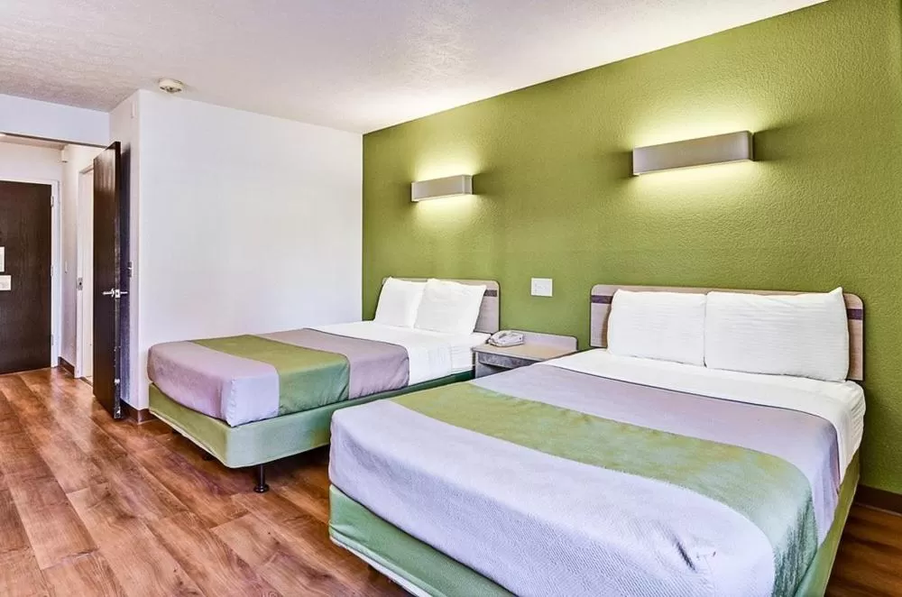 Bed in Economy Inn Pittsburgh Airport