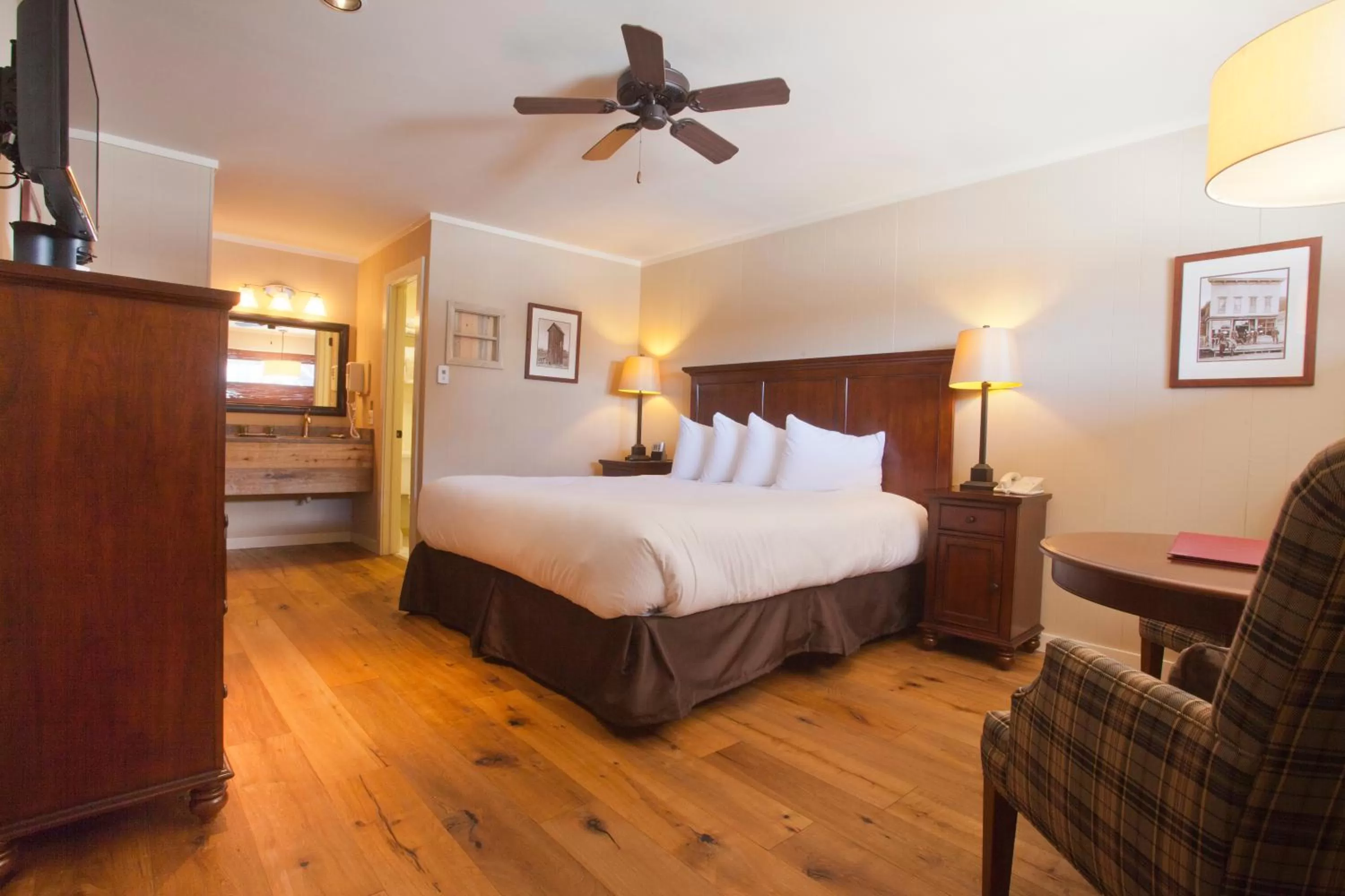 Shower, Bed in Nordic Inn