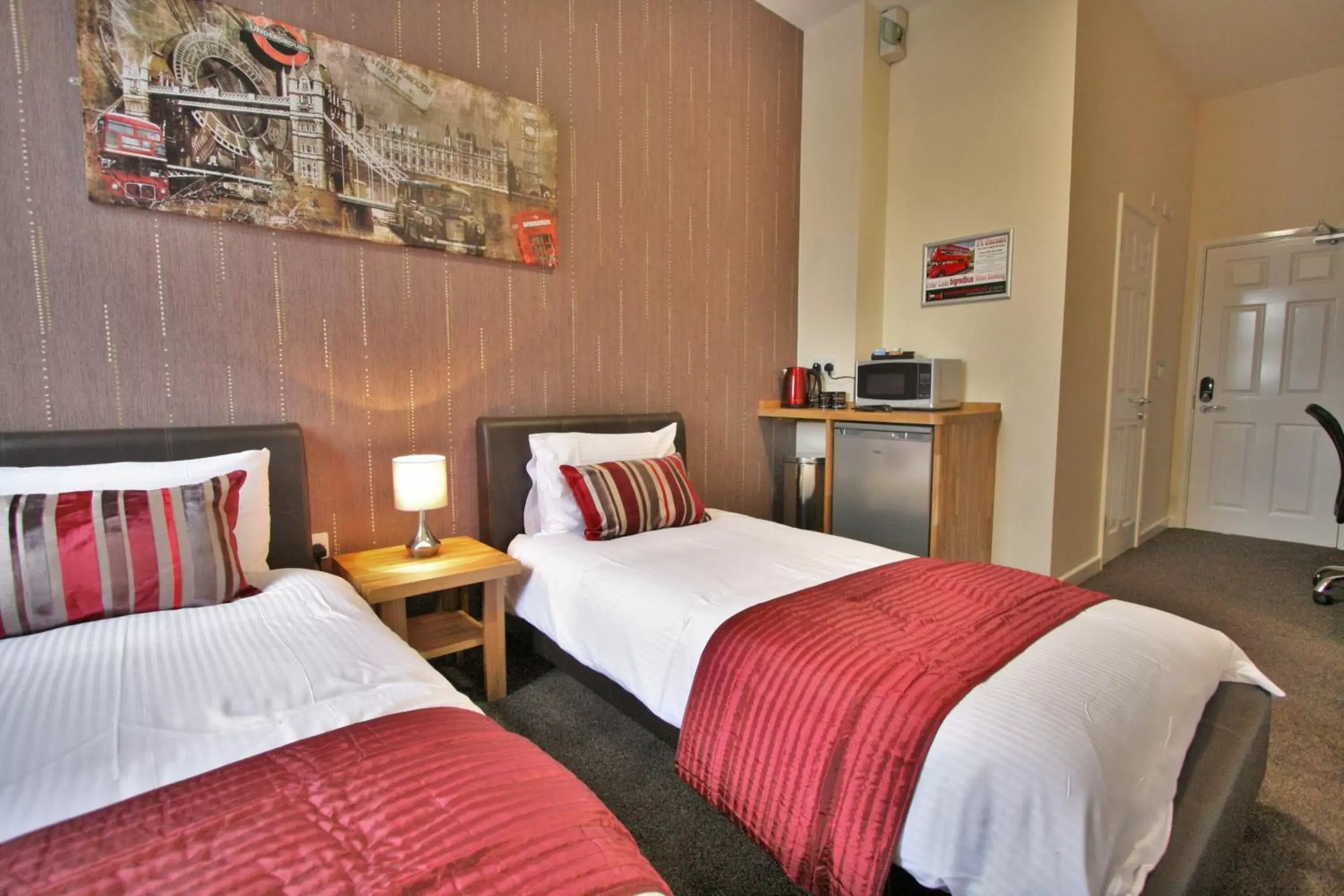Photo of the whole room, Bed in Central Hotel Gloucester by RoomsBooked