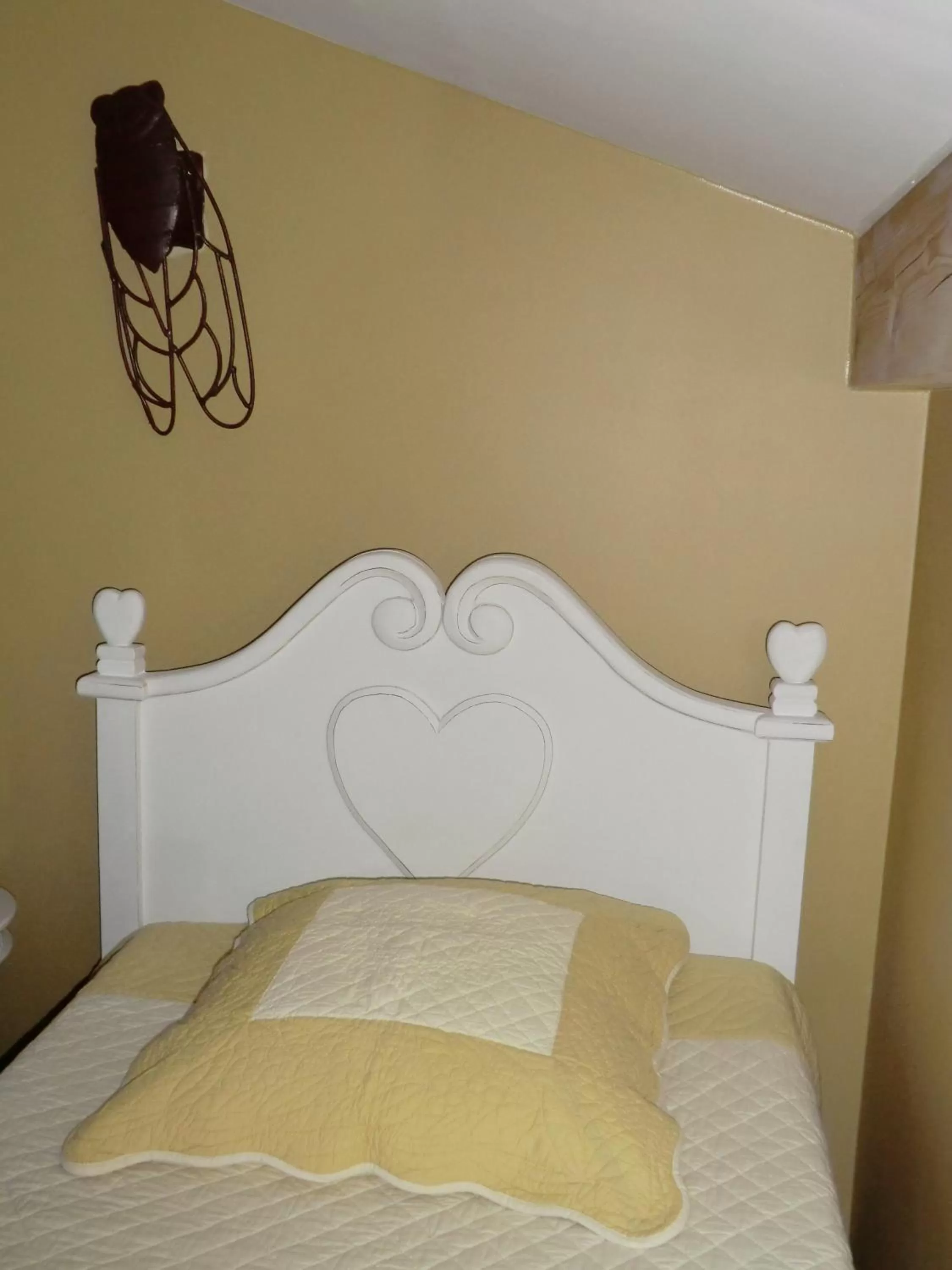 Decorative detail, Bed in La Bastide de Fontaille