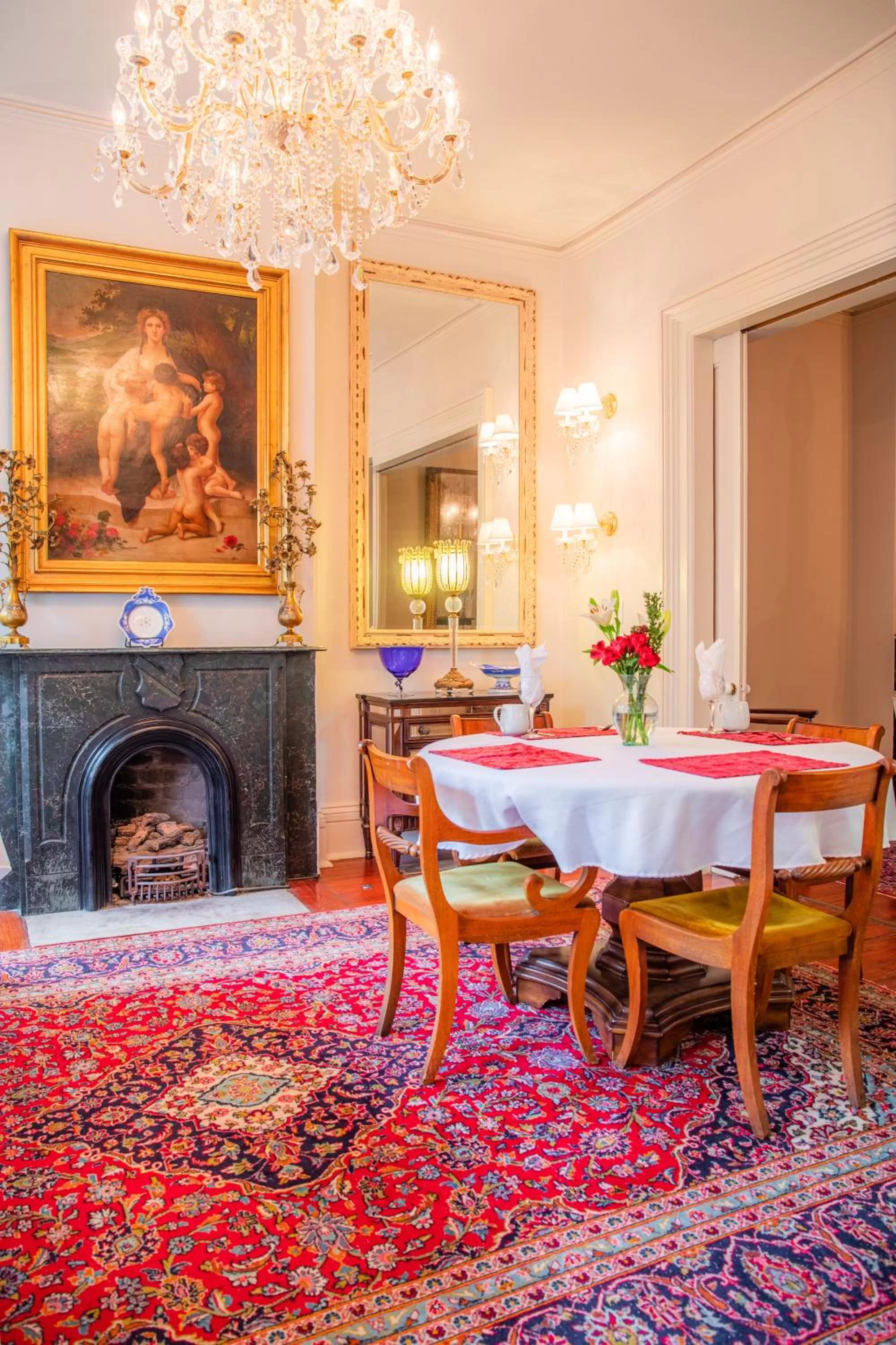 Communal lounge/ TV room in Justine Inn Savannah