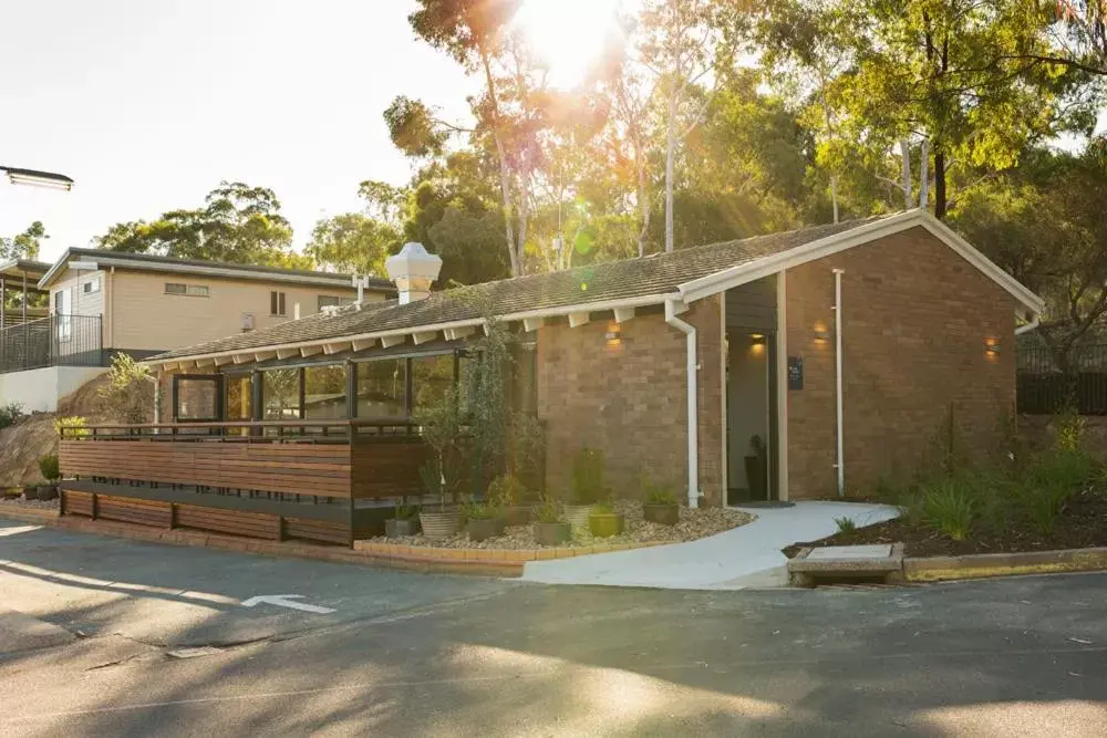 Communal kitchen, Property Building in Alivio Tourist Park Canberra