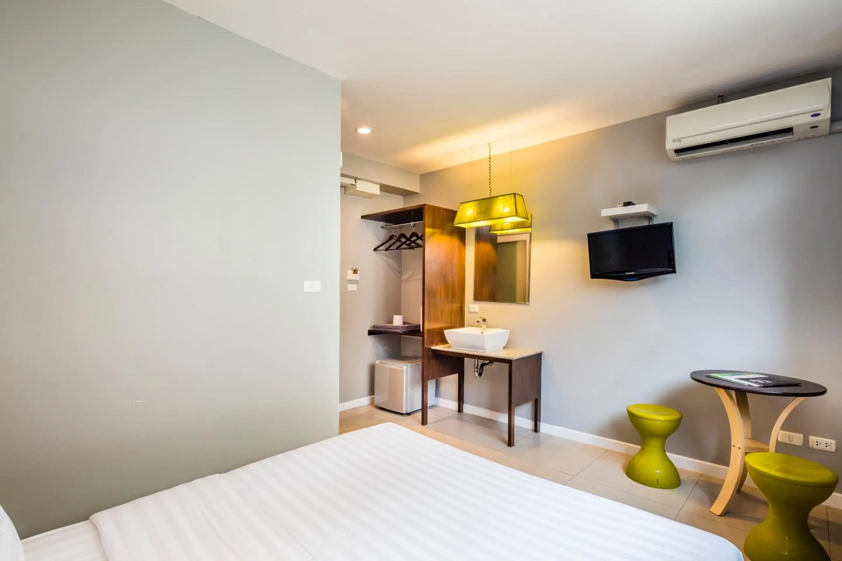 Bedroom, TV/Entertainment Center in At Hua Lamphong Hotel