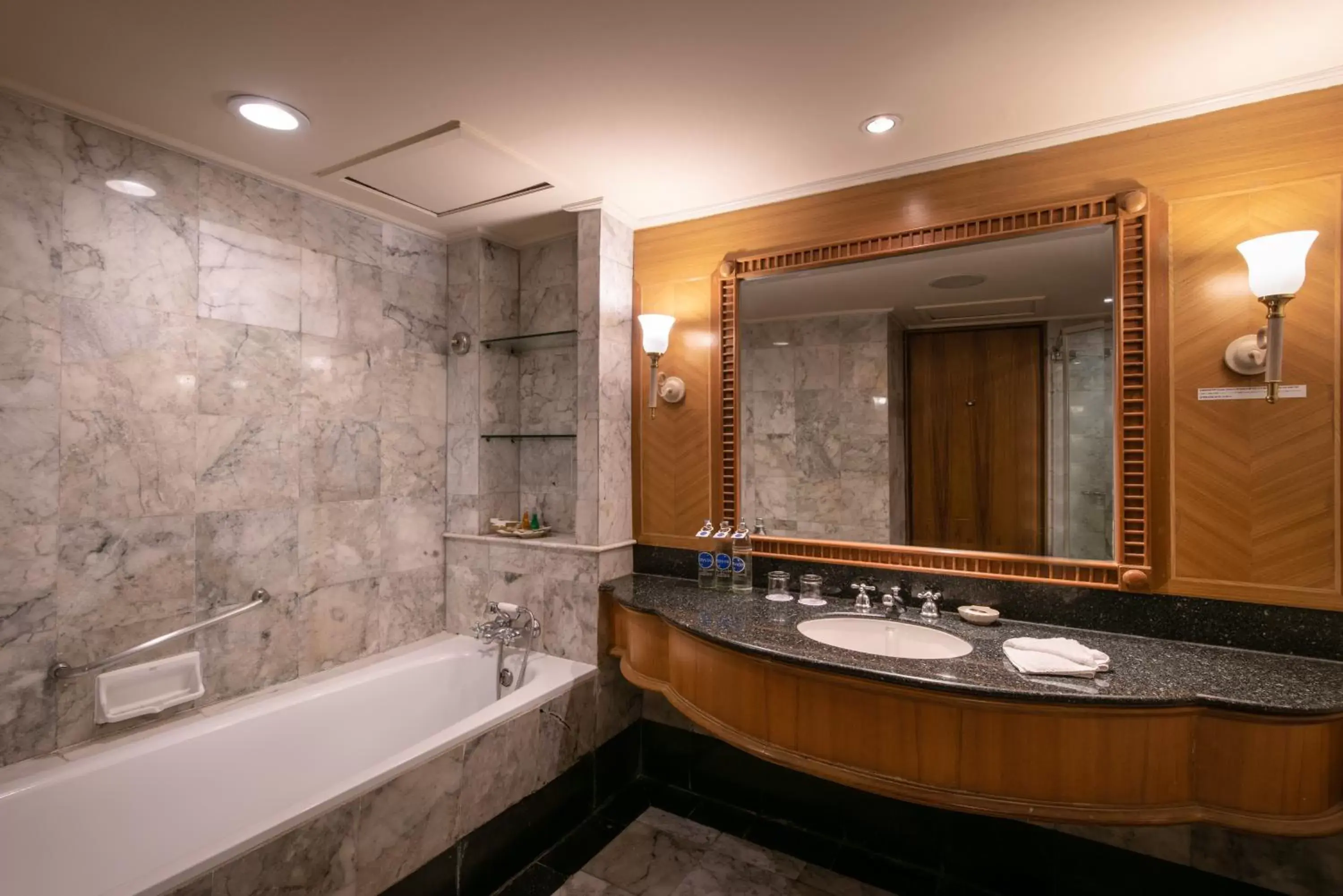 Bathroom in Montien Riverside Hotel Bangkok