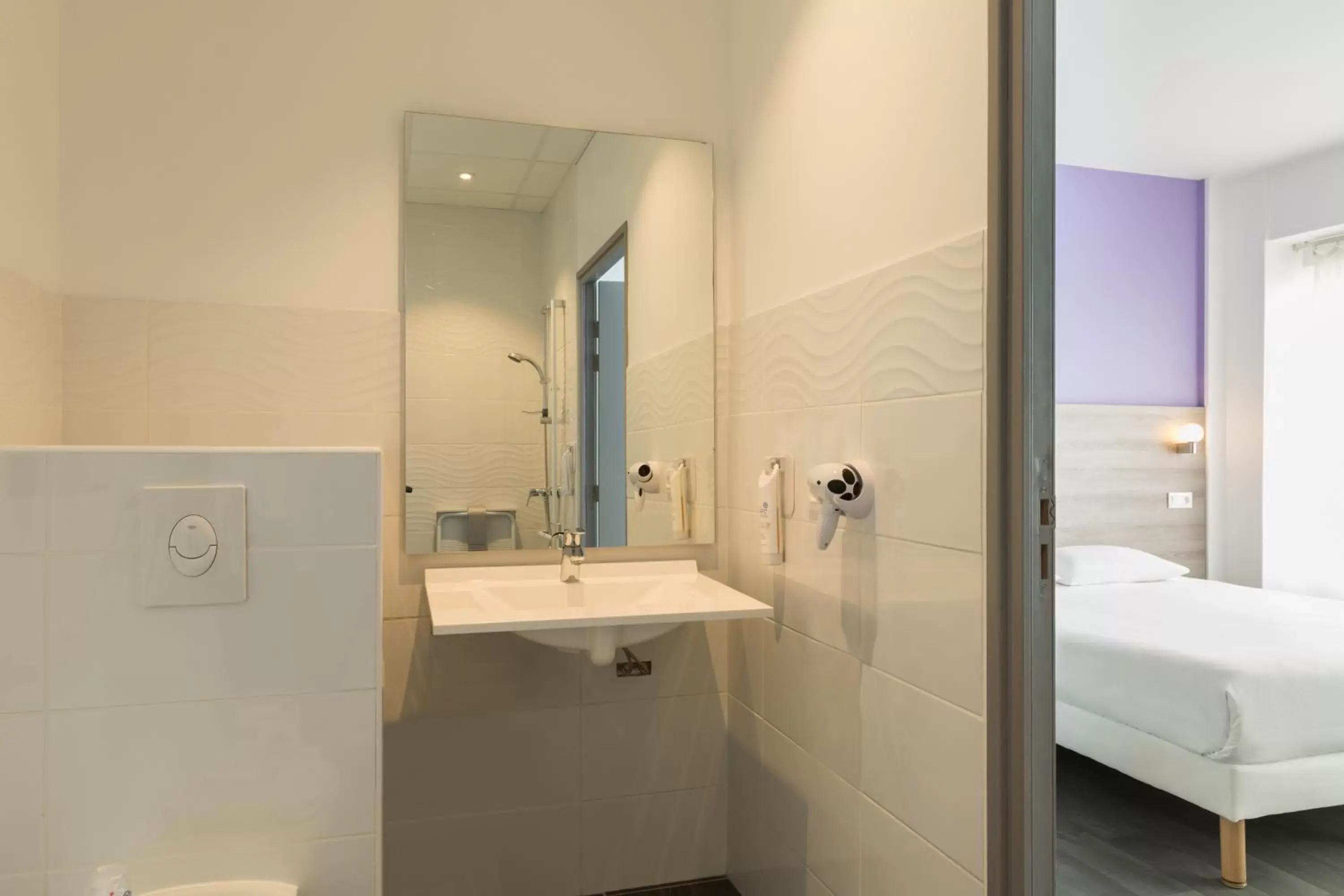 Facility for disabled guests, Bathroom in The Originals City, Hôtel Nevers Centre Gare (Inter-Hotel)
