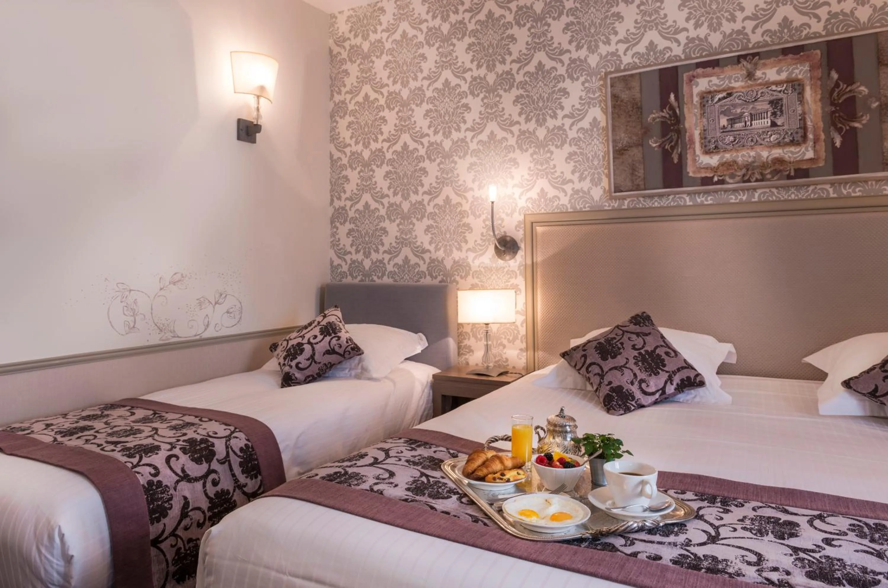 Photo of the whole room, Bed in Hotel Monceau Wagram