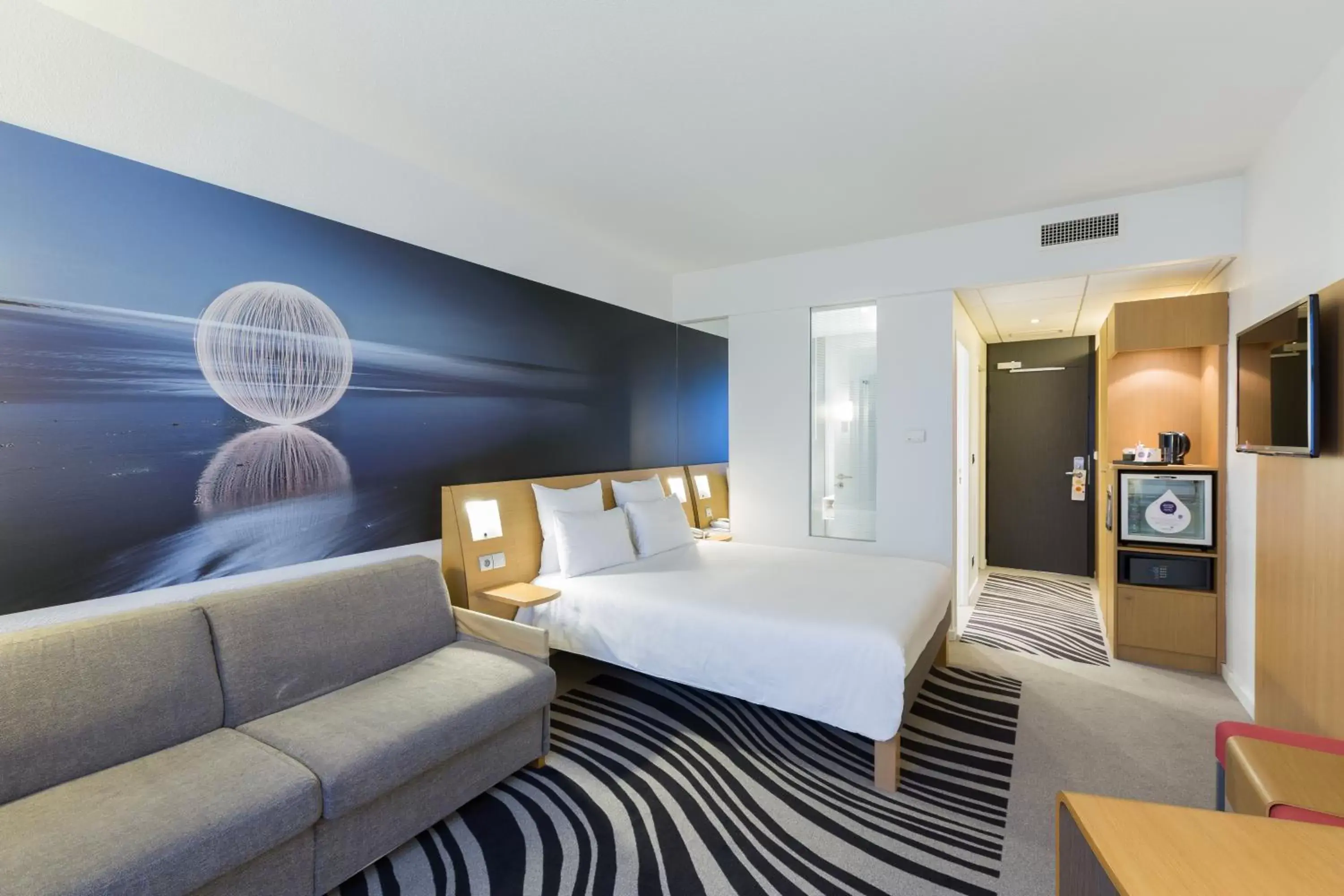 Photo of the whole room, Bed in Novotel Poitiers Site du Futuroscope