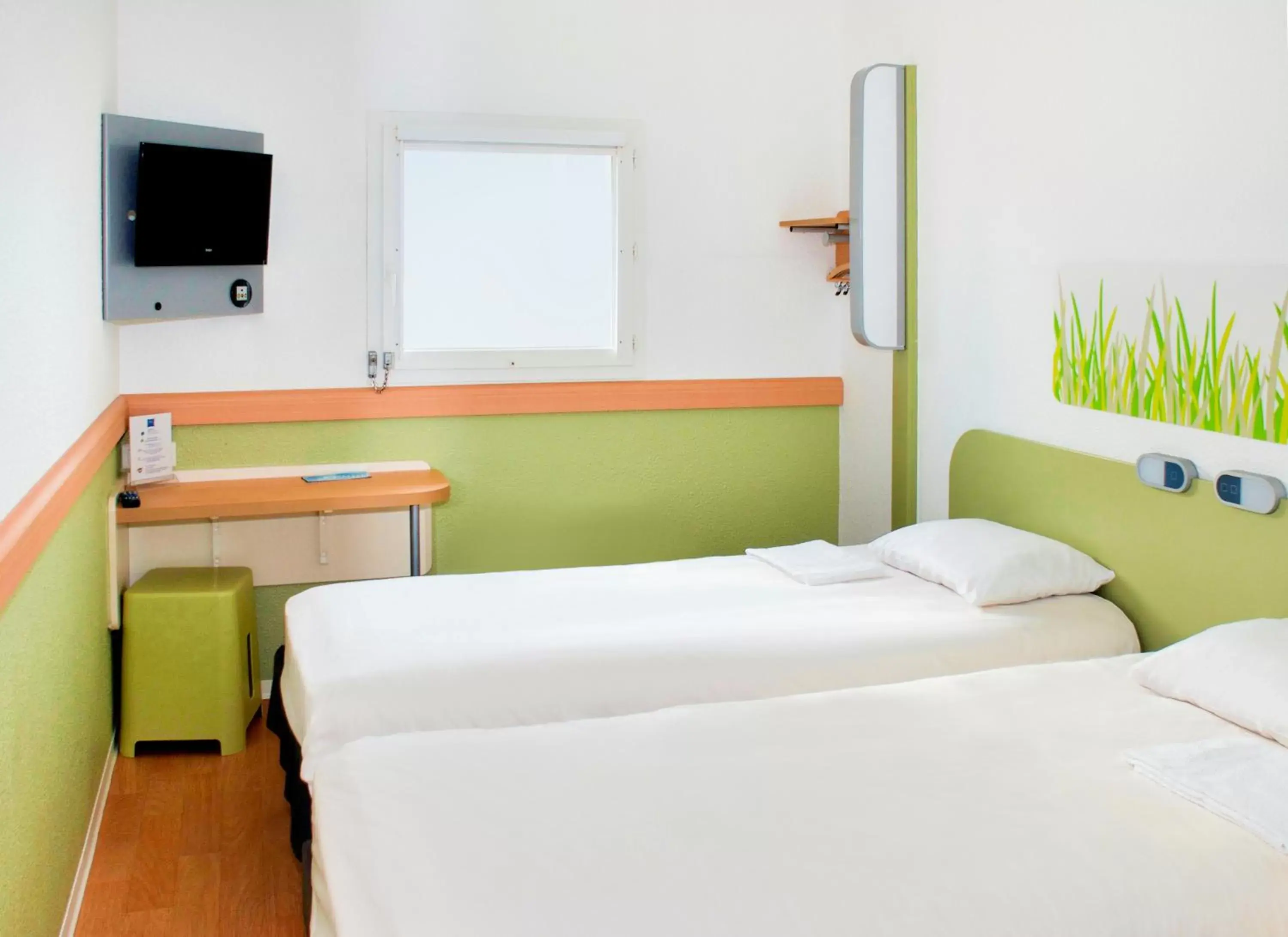 Bedroom, Bed in Ibis Budget Clermont Ferrand - Le Brezet - Aeroport Bedroom, Bed in Ibis Budget Clermont Ferrand - Le Brezet - Aeroport