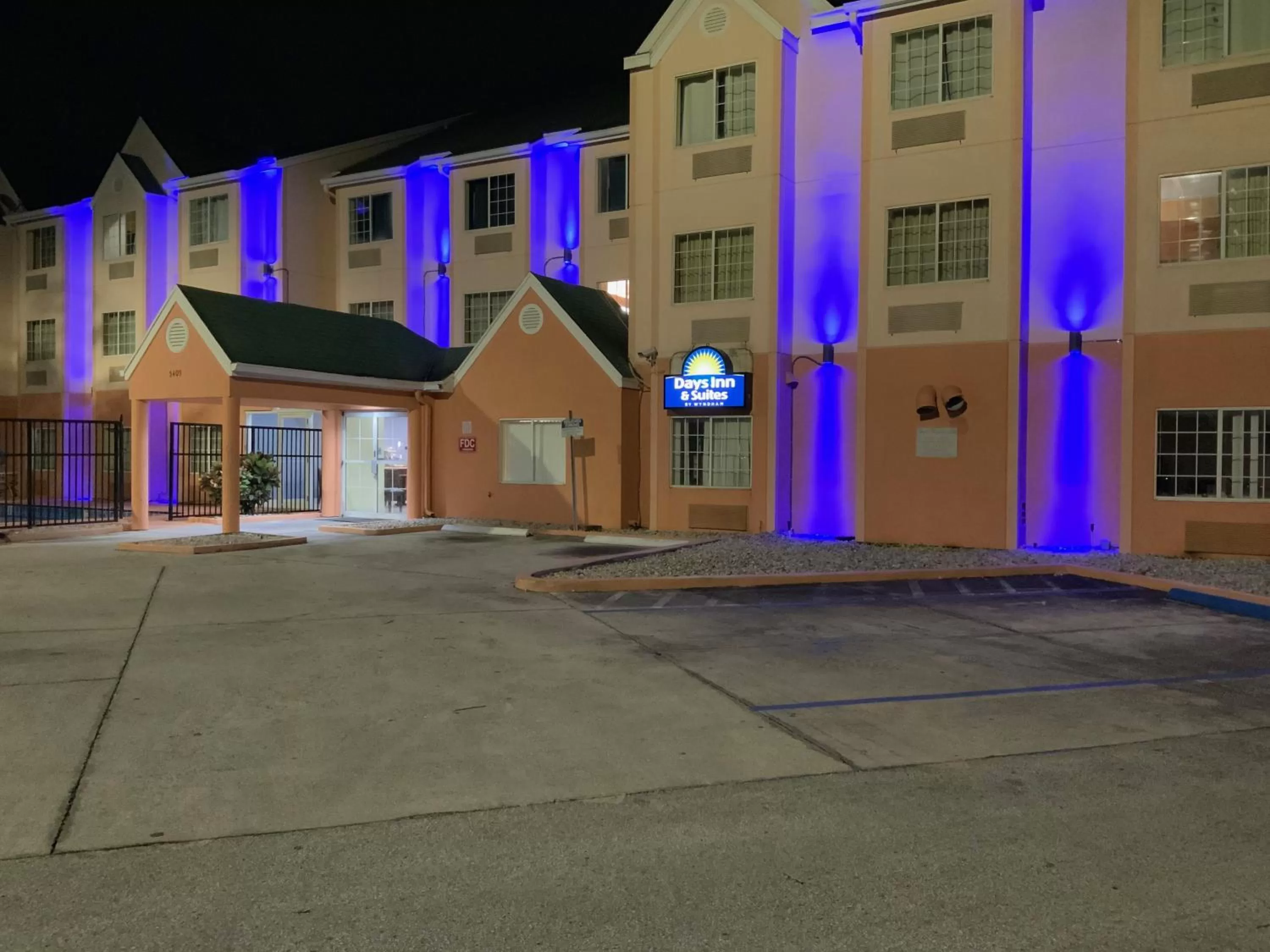 Facade/entrance in Days Inn & Suites by Wyndham Tampa/Raymond James Stadium