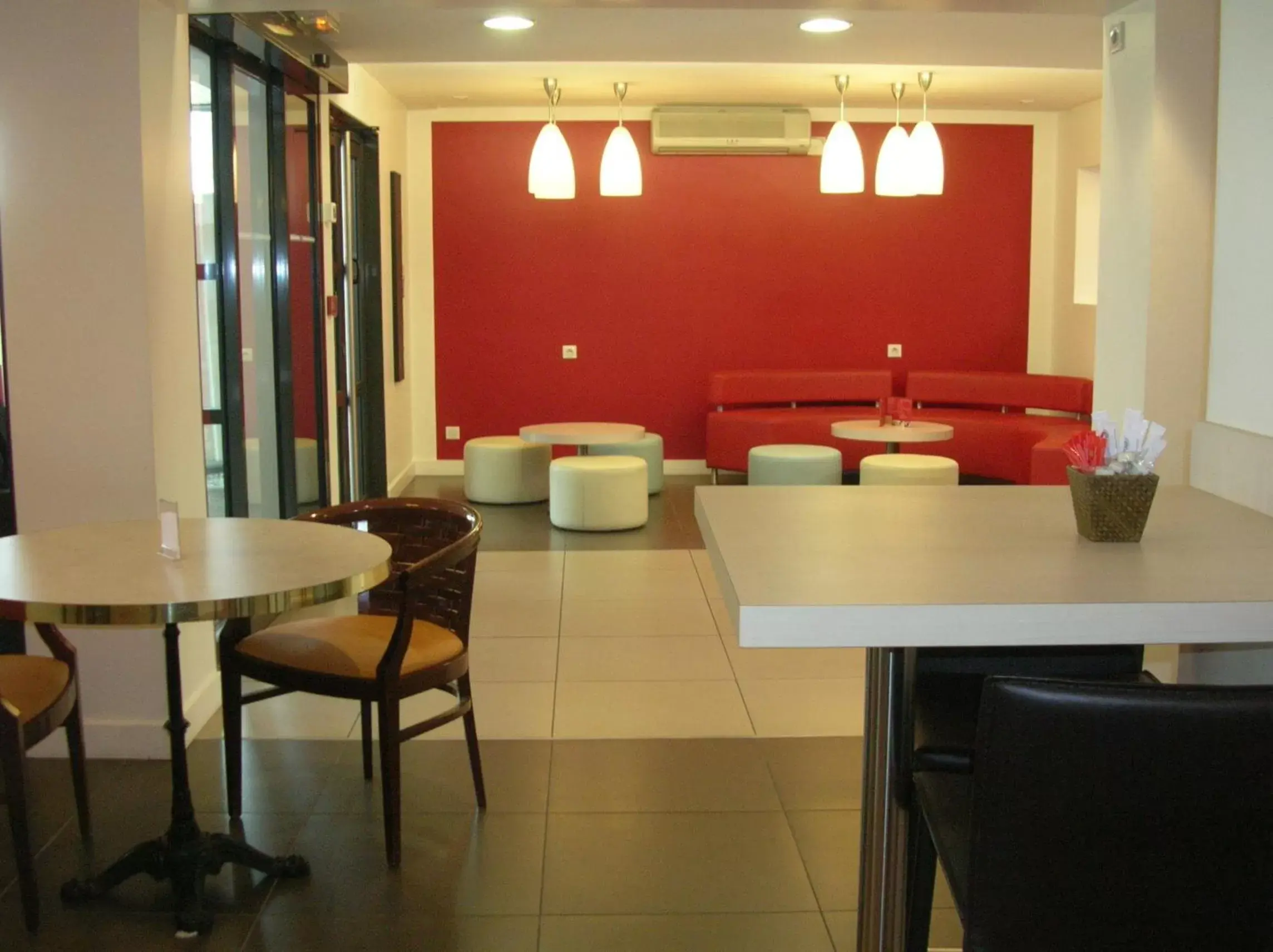 Lounge or bar in ibis Lyon Est Beynost