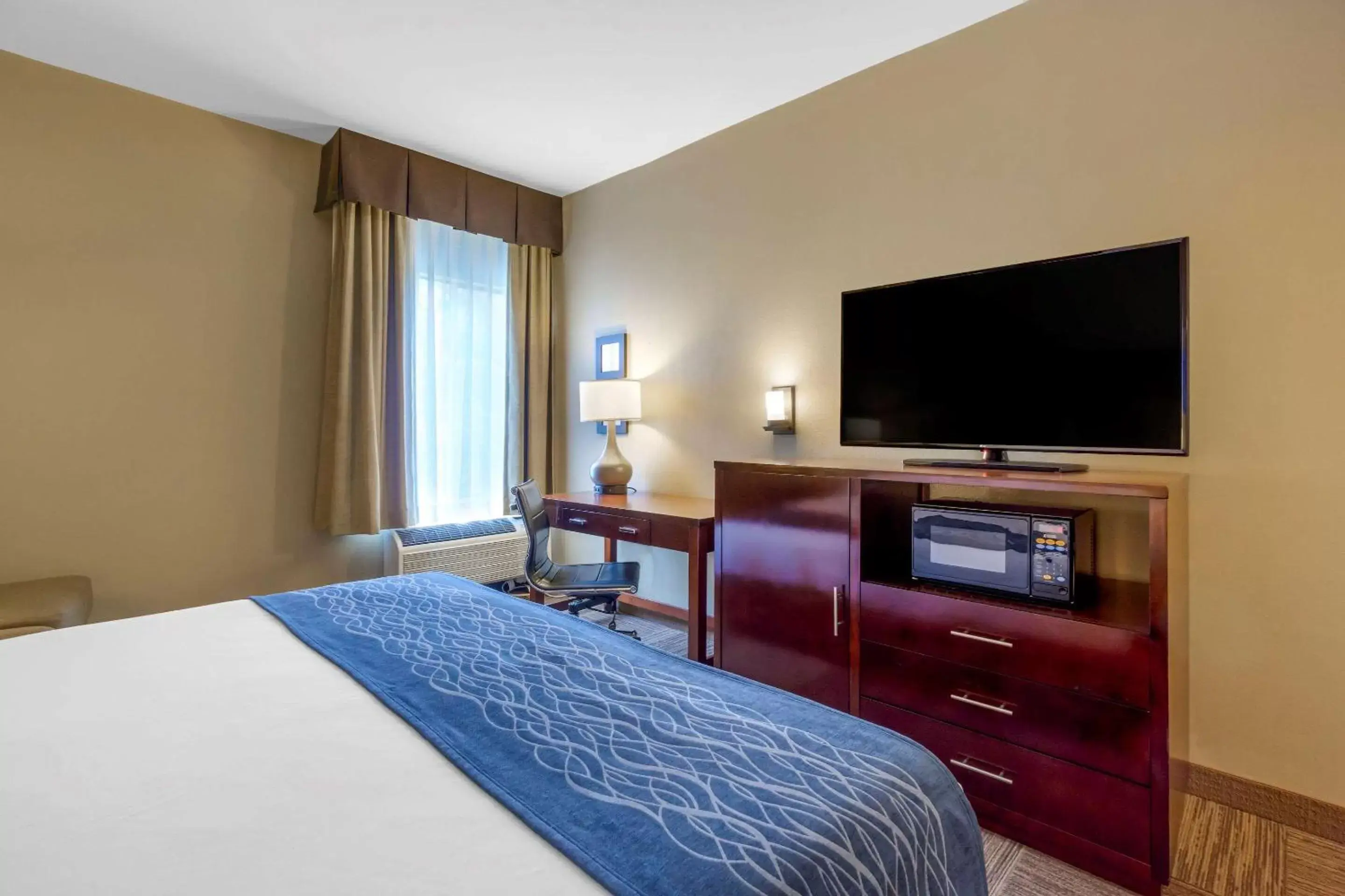 Photo of the whole room, TV/Entertainment Center in Comfort Inn & Suites SeaTac