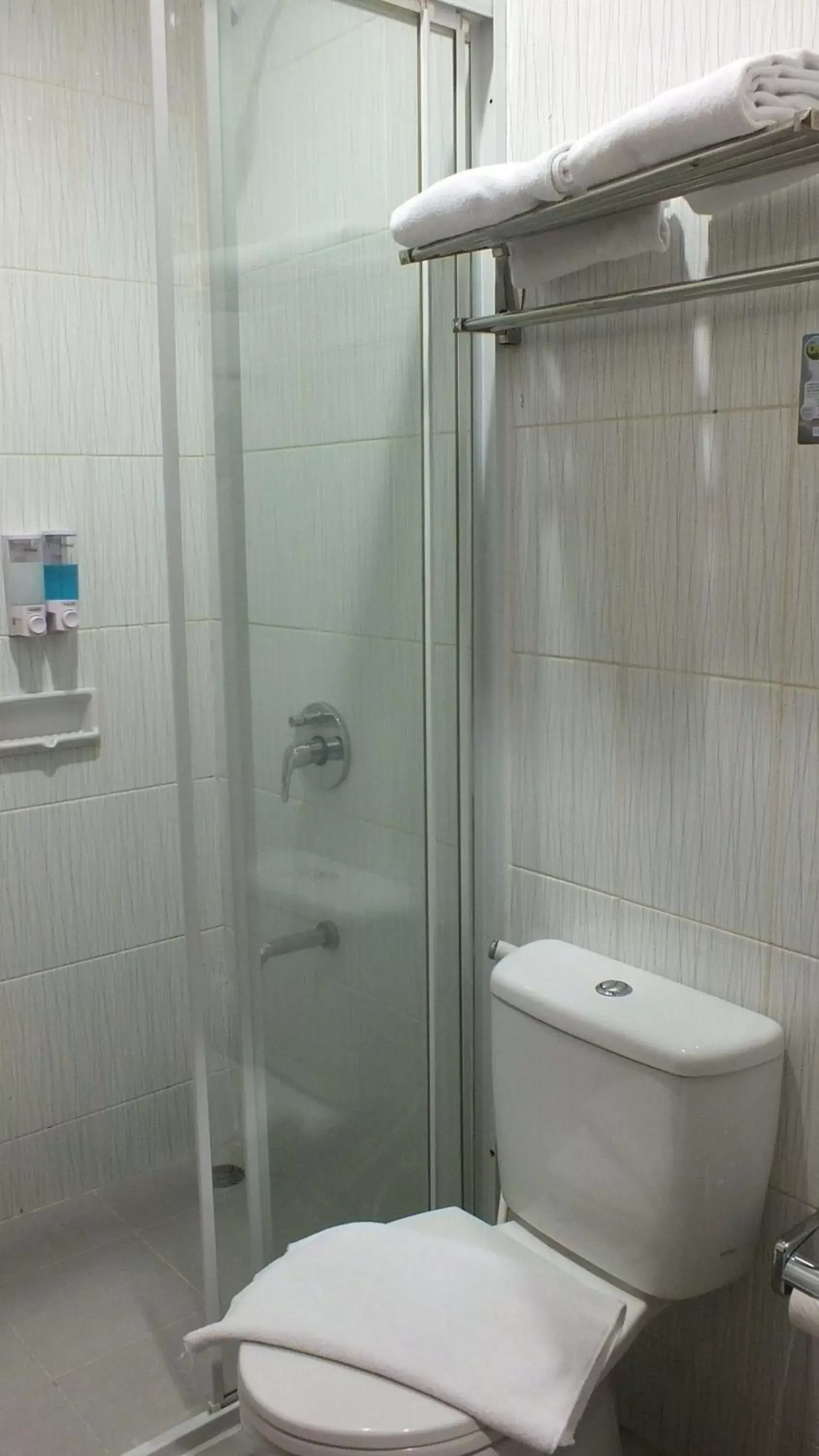 Bathroom in Hotel 88 - Mangga Besar VIII Jakarta By WH Bathroom in Hotel 88 - Mangga Besar VIII Jakarta By WH