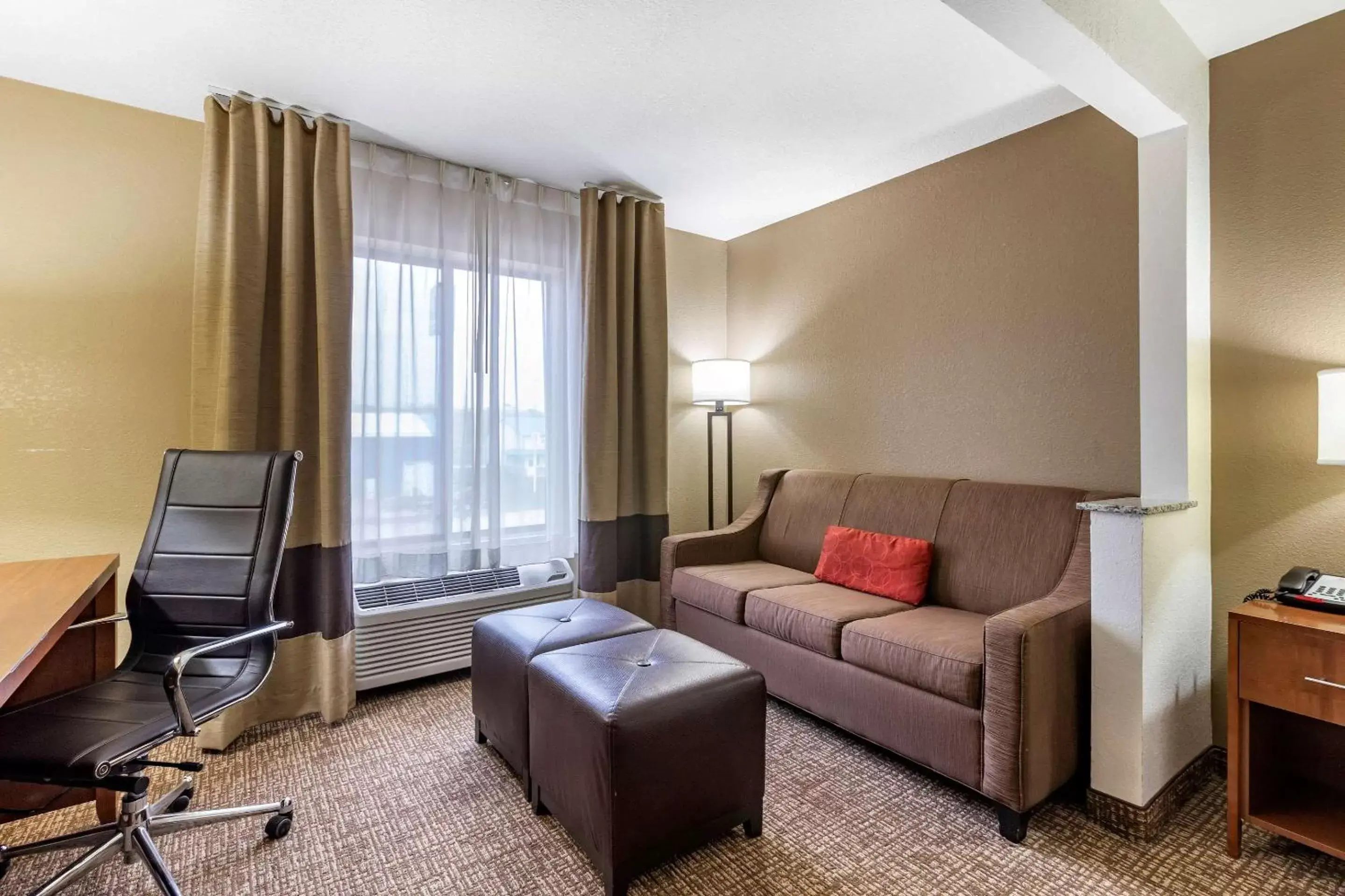 Photo of the whole room, Seating Area in Comfort Inn & Suites Cedar Rapids North - Collins Road