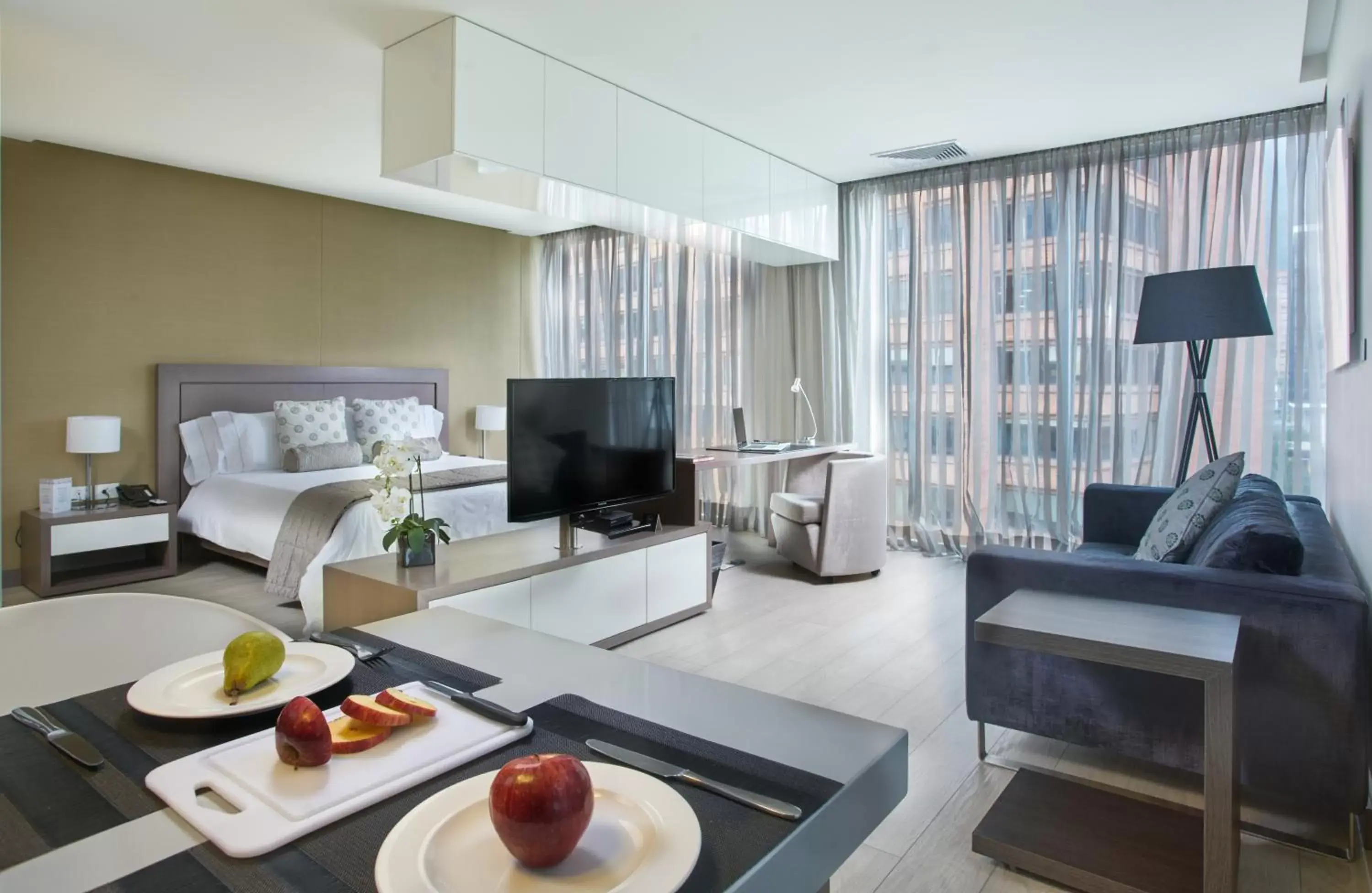 Bedroom, TV/Entertainment Center in Hotel 100 Luxury Suites by Preferred