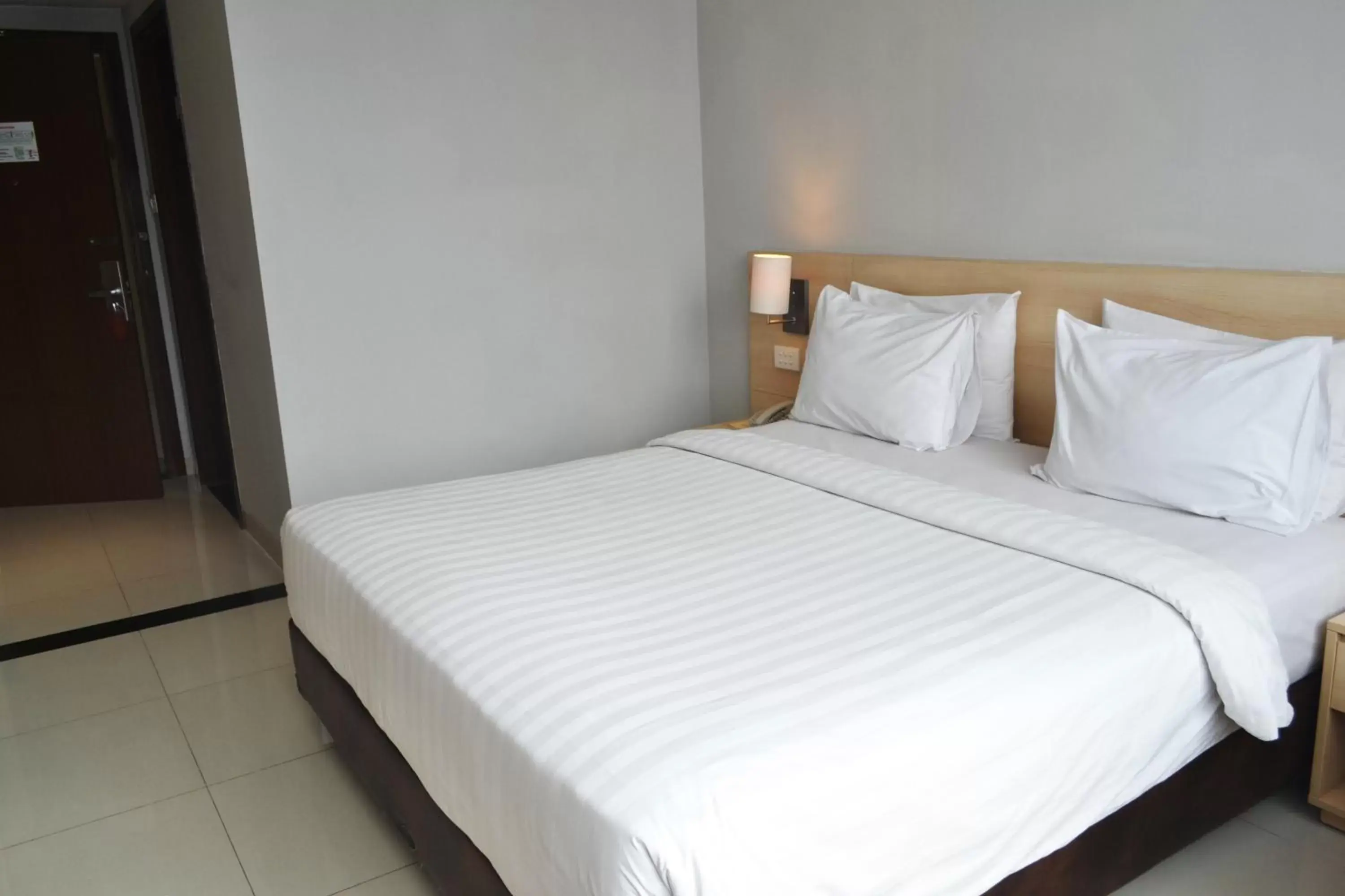 Bedroom, Bed in Grand Cakra Hotel Malang