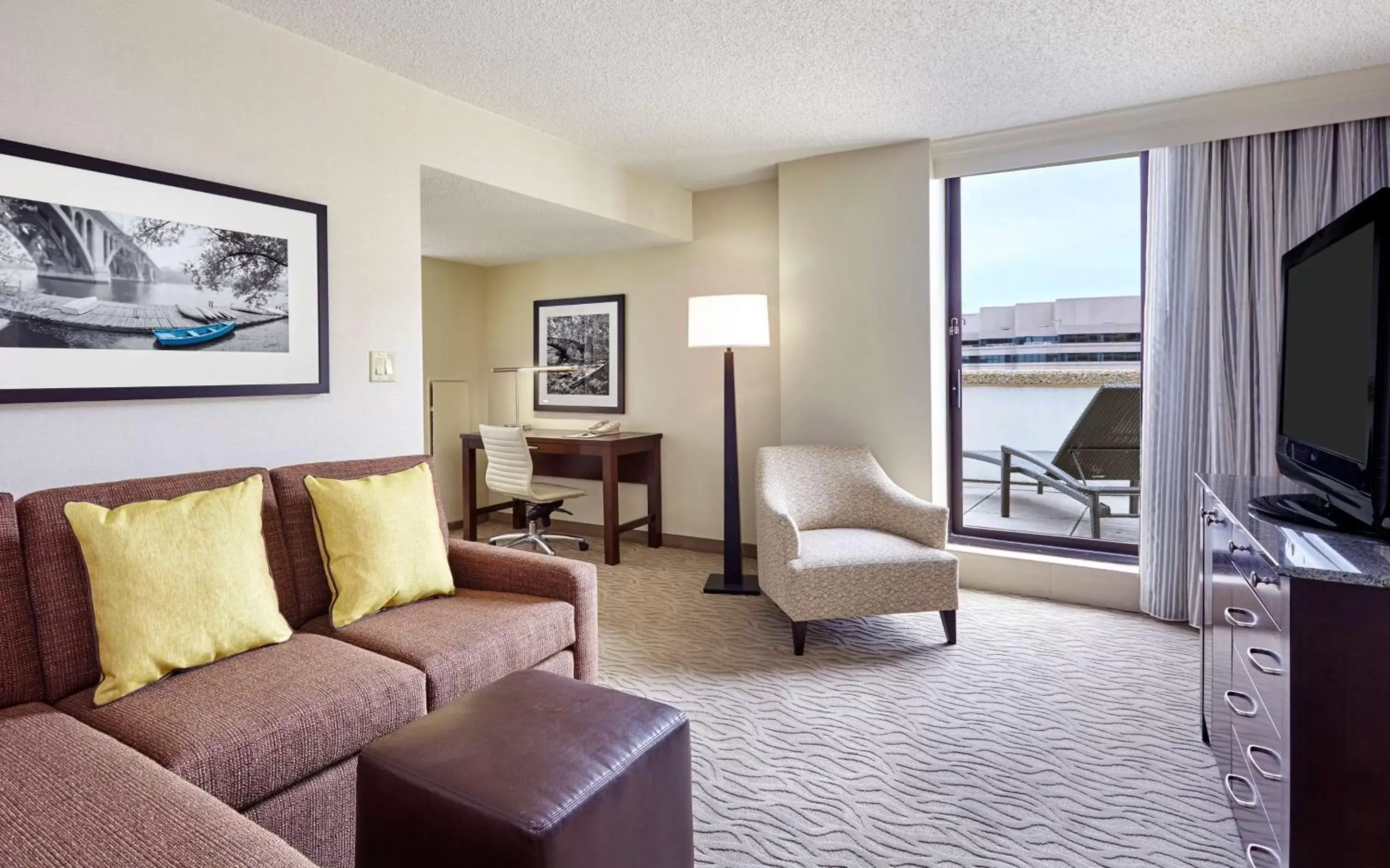 Bed, Seating Area in DoubleTree by Hilton Washington DC – Crystal City